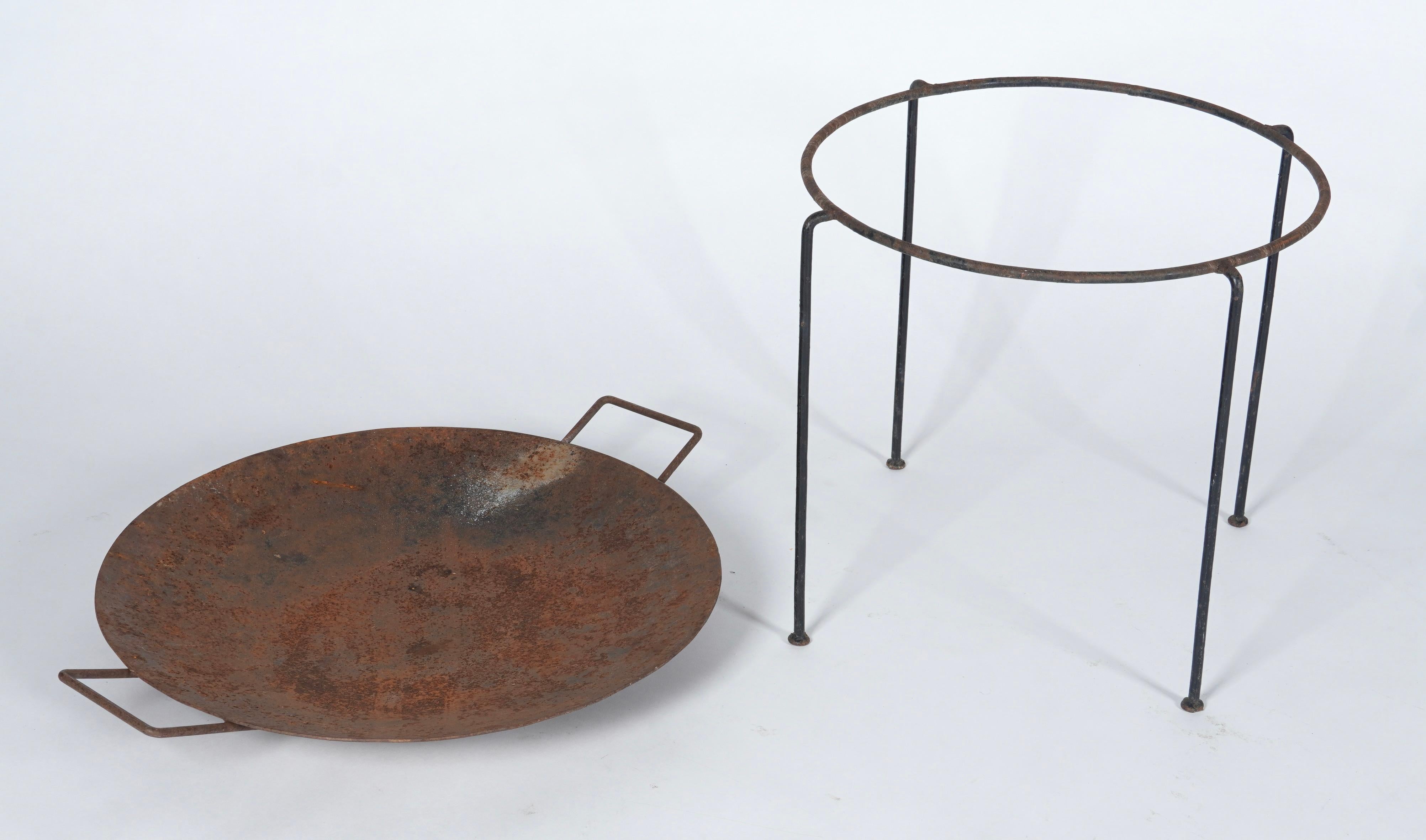 1950er Feuerstelle oder Catch All mit abnehmbarem Tablett mit Griffen im Zustand „Relativ gut“ im Angebot in Oakland, CA
