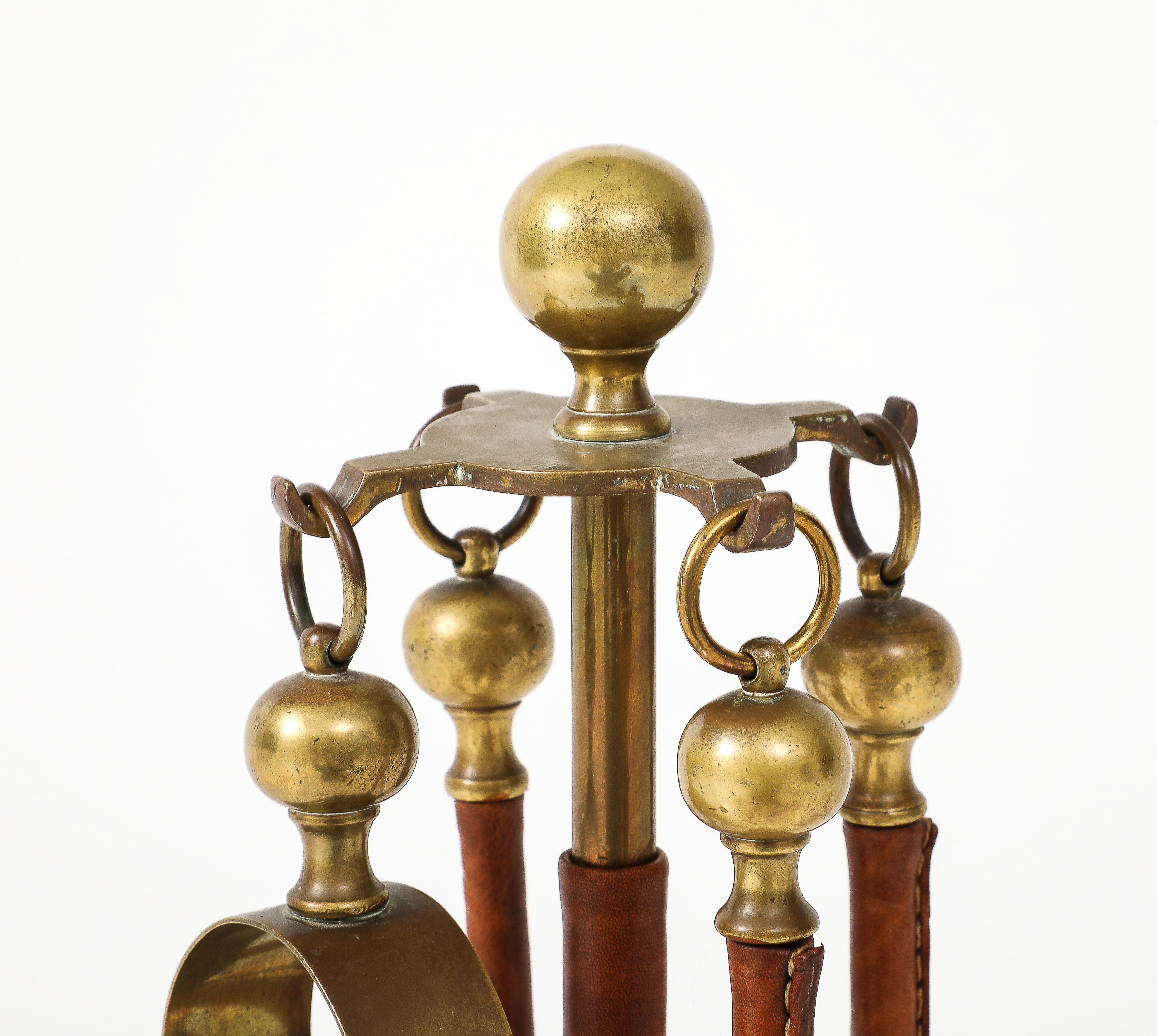 Laiton Outils de cheminée des années 1950 par Jacques Adnet en vente