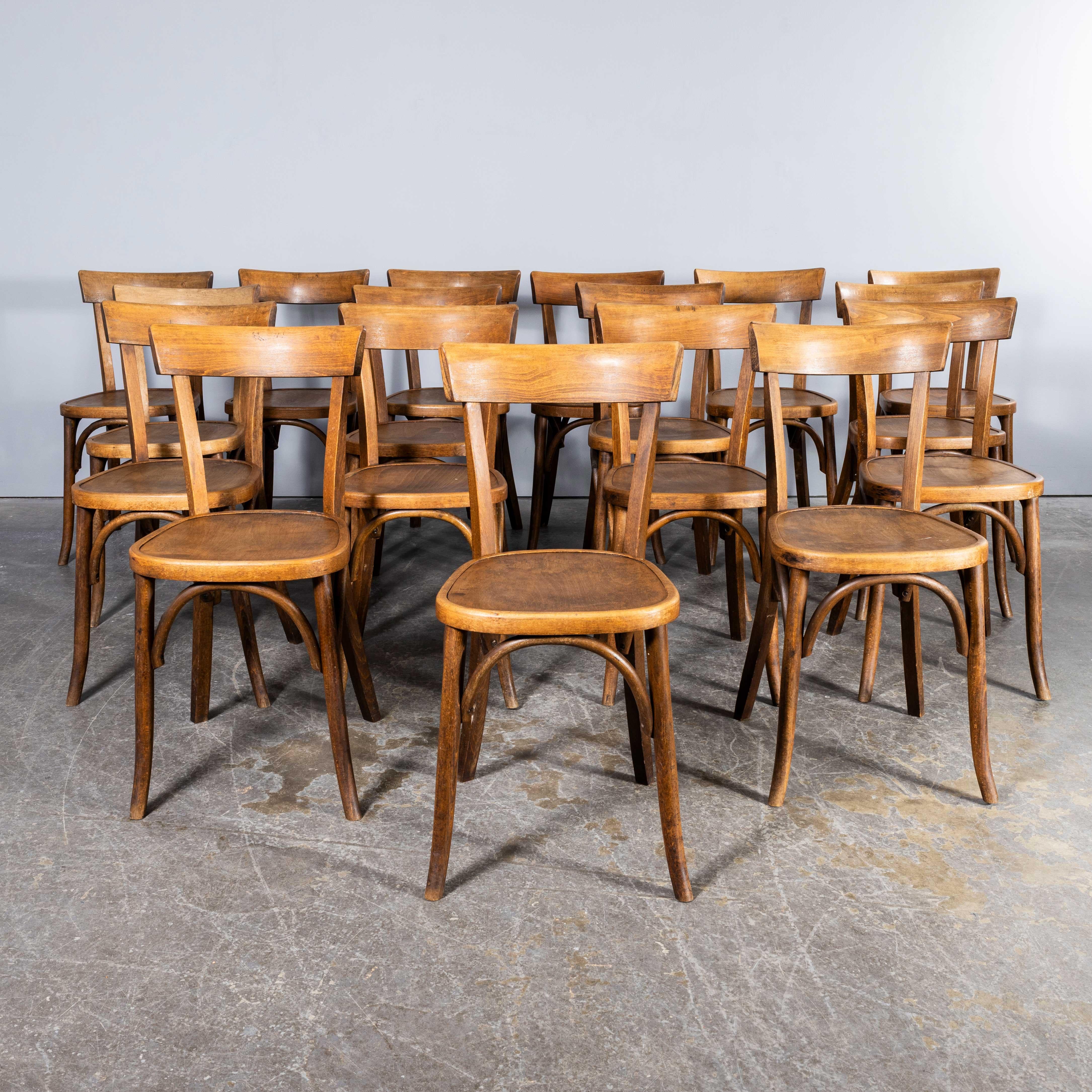 Français Chaises de salle à manger en bentwood à dossier étroit Fischel des années 1950 - Ensemble de dix-sept chaises en vente