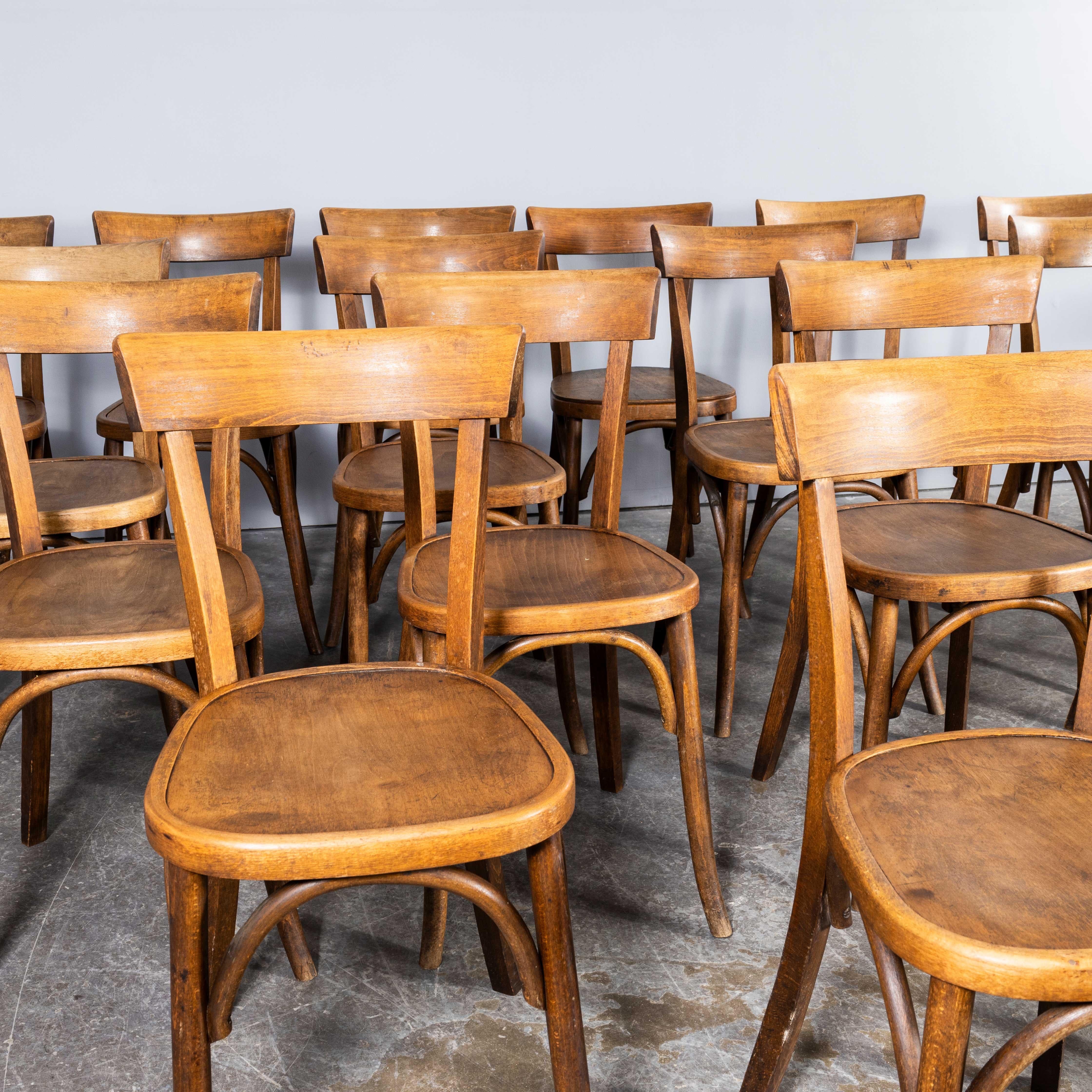 Milieu du XXe siècle Chaises de salle à manger en bentwood à dossier étroit Fischel des années 1950 - Ensemble de dix-sept chaises en vente