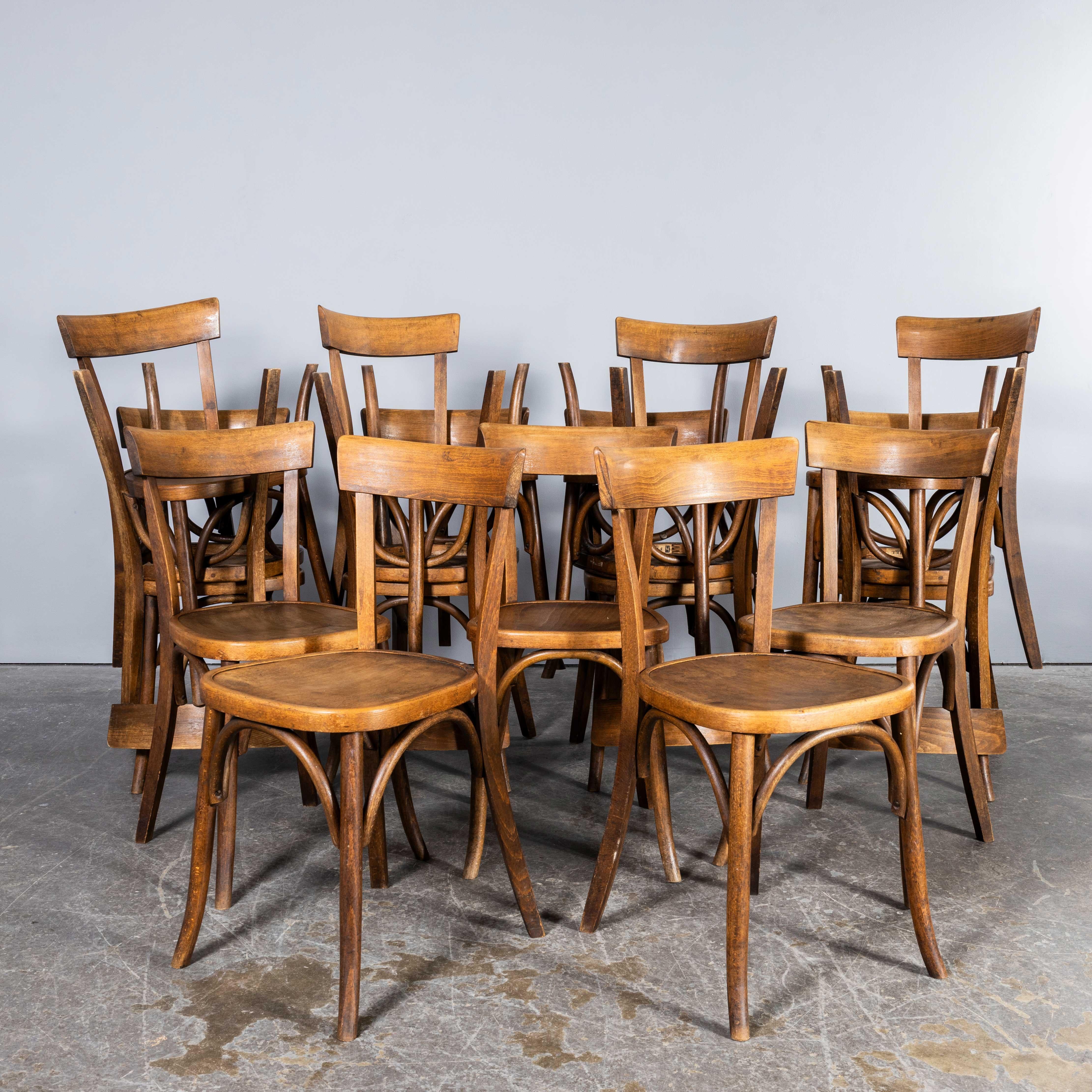 Bois cintré Chaises de salle à manger en bentwood à dossier étroit Fischel des années 1950 - Ensemble de dix-sept chaises en vente