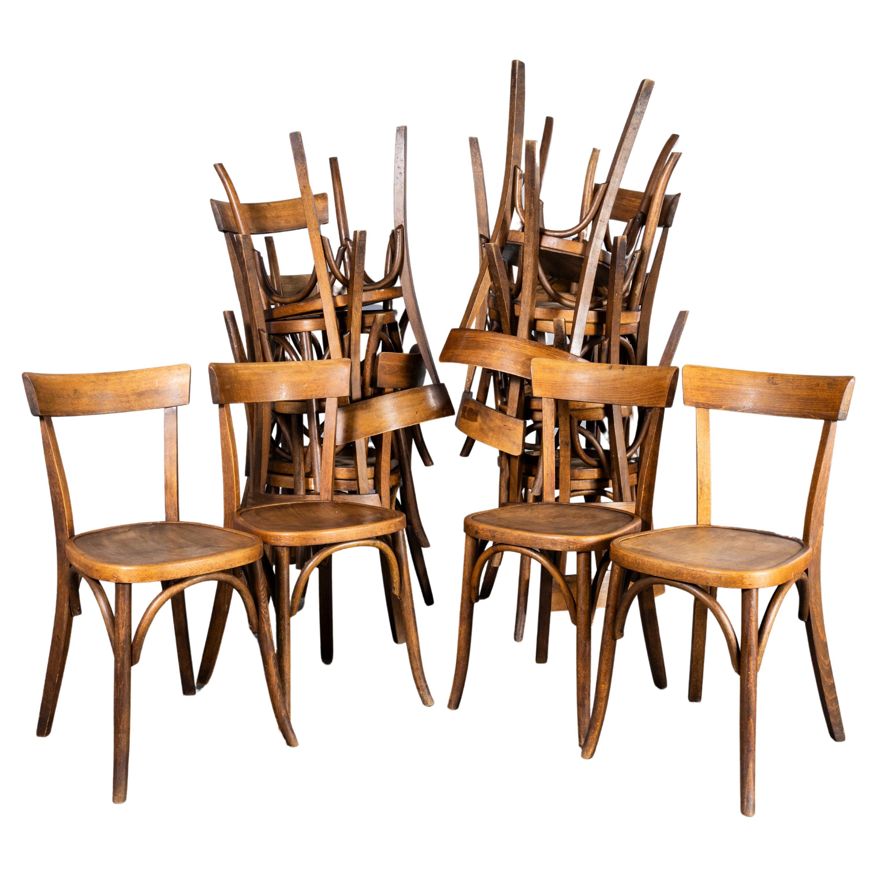 Chaises de salle à manger en bentwood à dossier étroit Fischel des années 1950 - Ensemble de dix-sept chaises en vente