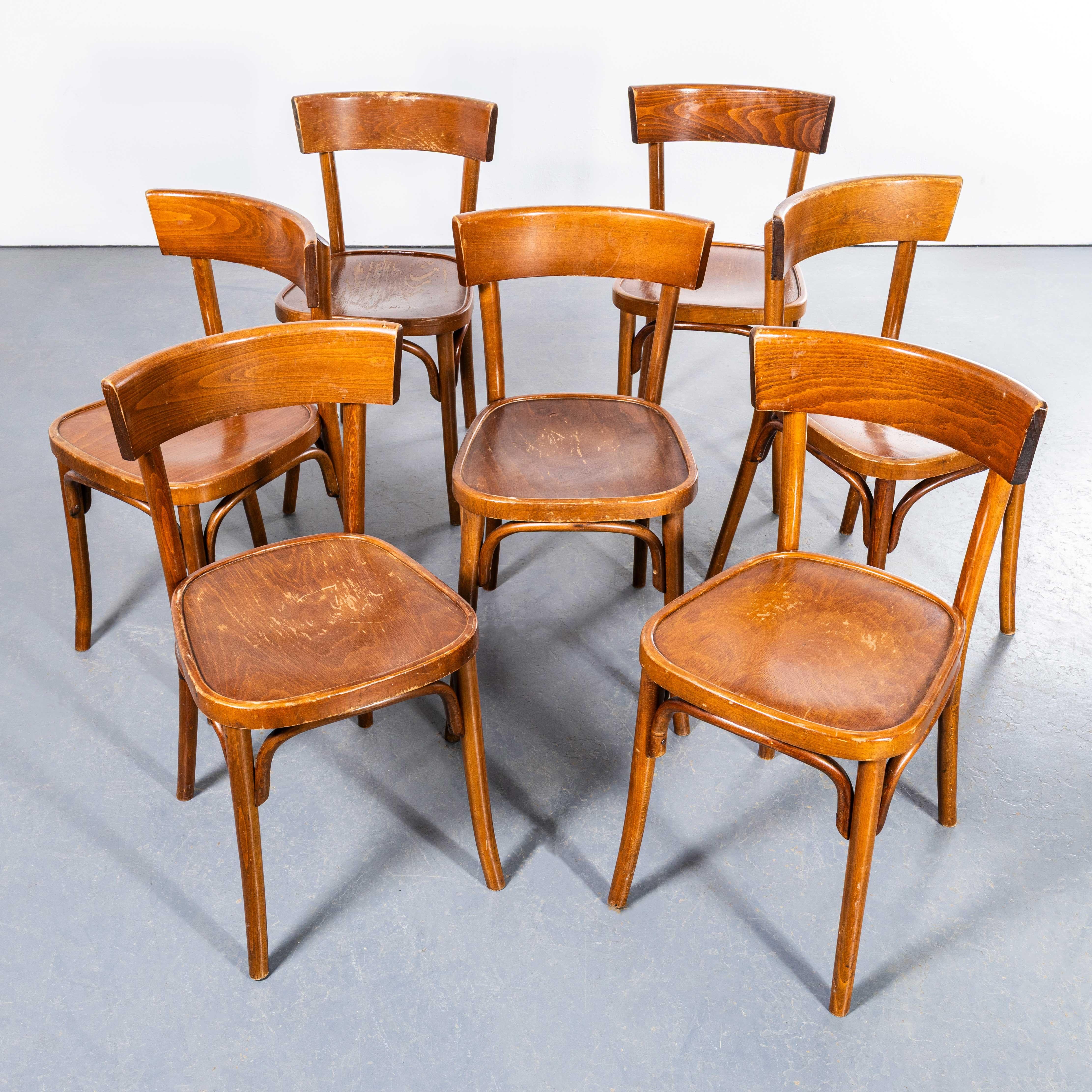 Sillas de comedor de madera curvada de roble cálido Fischel de los años 50 - Juego de siete. 

El proceso de curvar haya con vapor para crear sillas elegantes fue descubierto y desarrollado por Thonet, pero cuando sus patentes caducaron en 1869