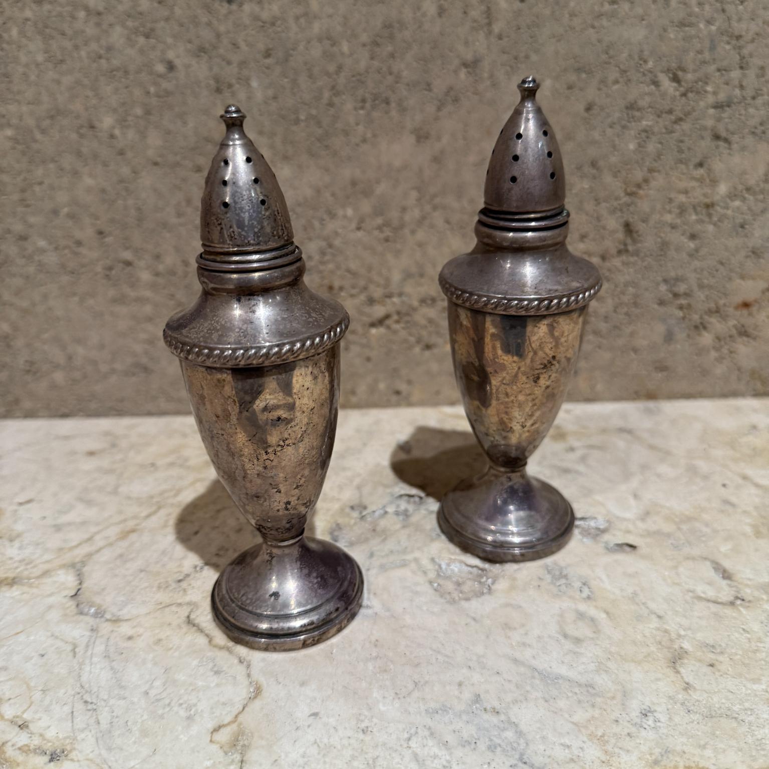 Salz- und Pfefferstreuer aus Sterling, frühes 20. Jahrhundert
Fisher zugeschrieben
Stempel Geschenk Sterling gewichtet
5,38 h x 1,75 Durchmesser
Gebrauchter originaler unrestaurierter Vintage-Zustand
Dellen vorhanden
Bitte prüfen Sie alle Bilder