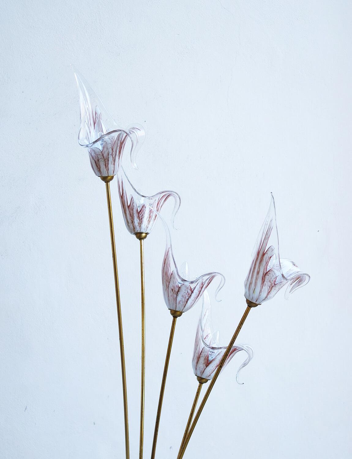 Lampadaire italien en verre de Murano soufflé à la main, années 1950, à cinq fleurs en vente 1