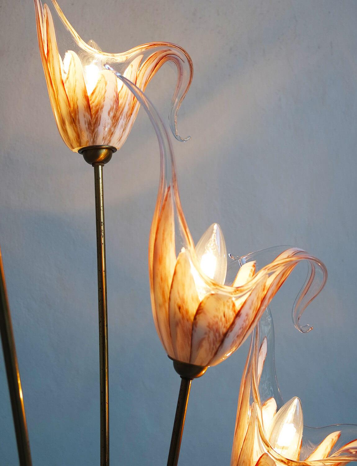 Lampadaire italien en verre de Murano soufflé à la main, années 1950, à cinq fleurs en vente 2