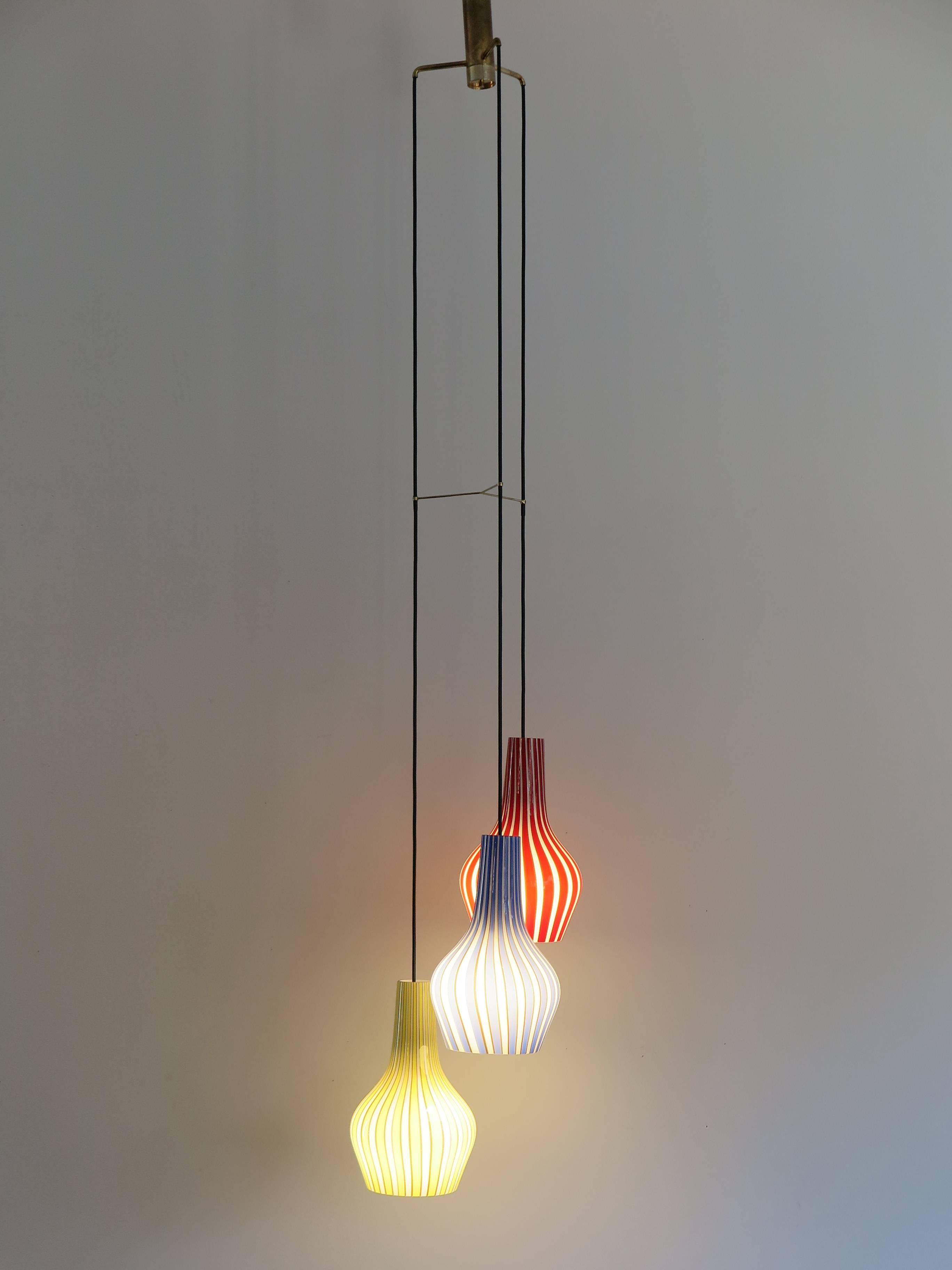 1950s, amazing Italian glass pendant lamp designed by Flavio Poli for Seguso Vetri d'Arte ‘Art glass’ with lined striped glass diffusers and with inner white casing, brass details.
29th Venice Biennale.
Single glass diffuser size: height 29 cm,