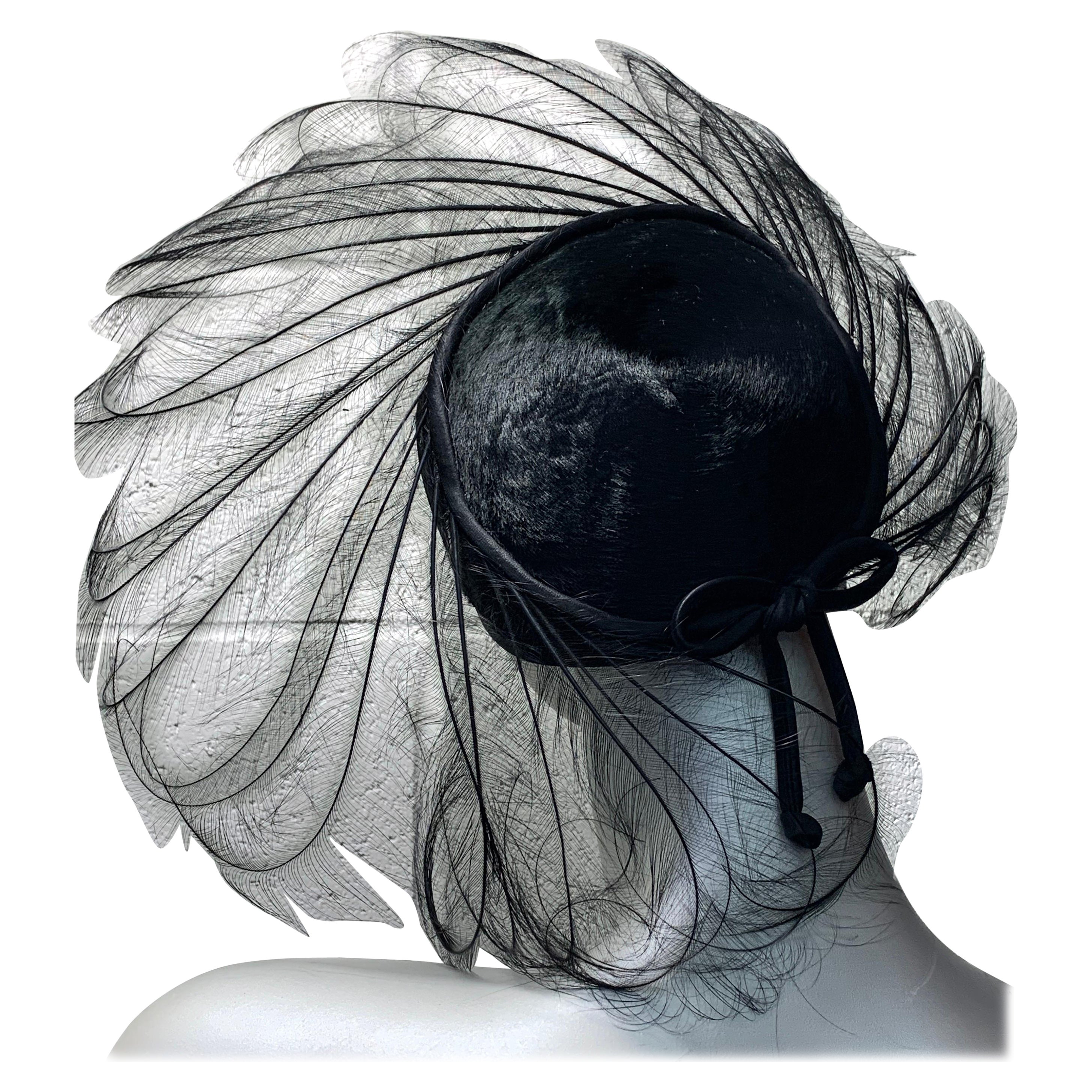 Cappello Flo-Raye anni '50 in piuma d'airone nero con corona strutturata in velluto