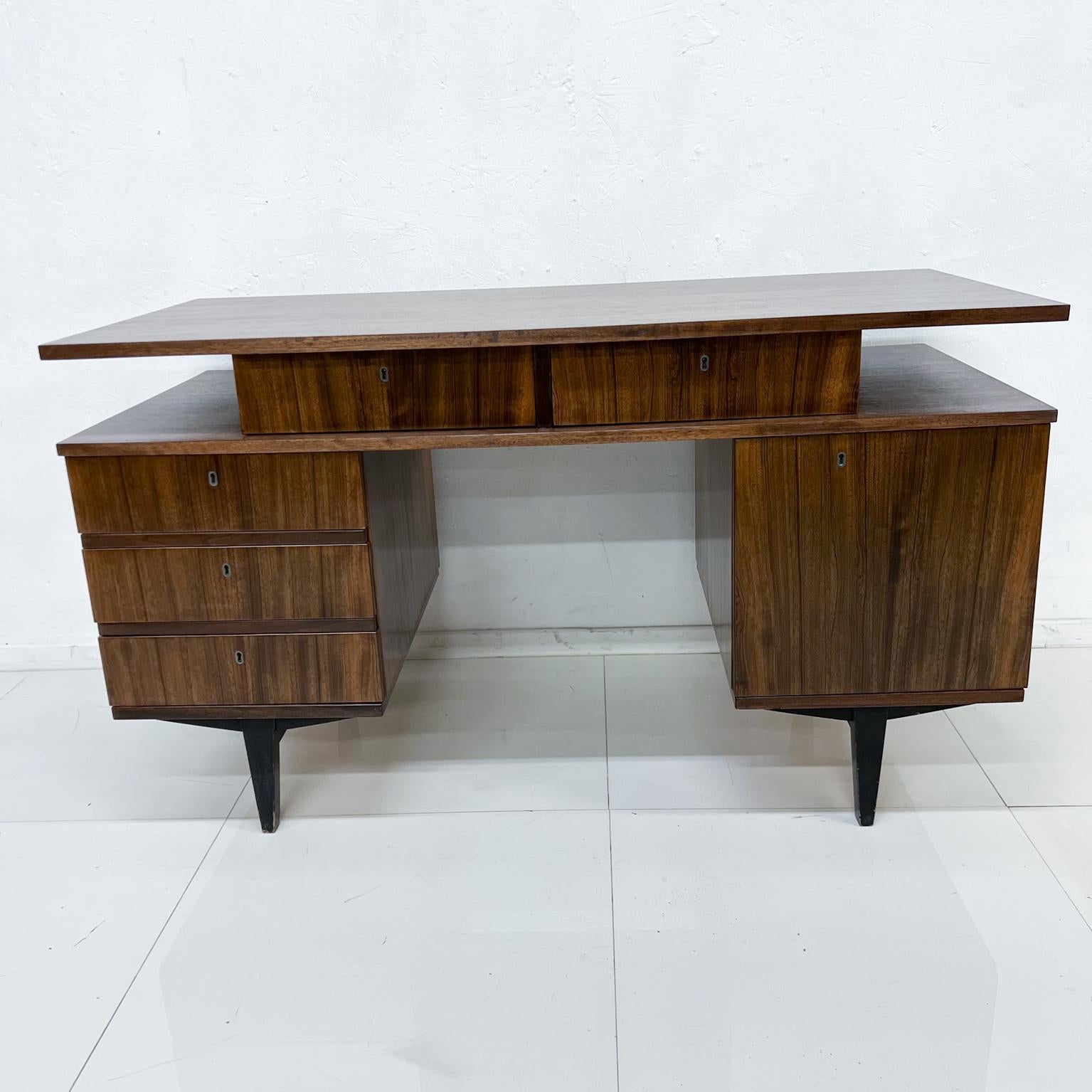 Escritorio ejecutivo italiano flotante de los años 50 Estilo de Vittorio Dassi
Amplio espacio de almacenamiento. Parte trasera acabada.
Fabricado en Italia
Sin marcar atribuido Vittorio Dassi
30 x 51,25 ancho x 23,75
Rodillera 24 h x 19,5
Estado