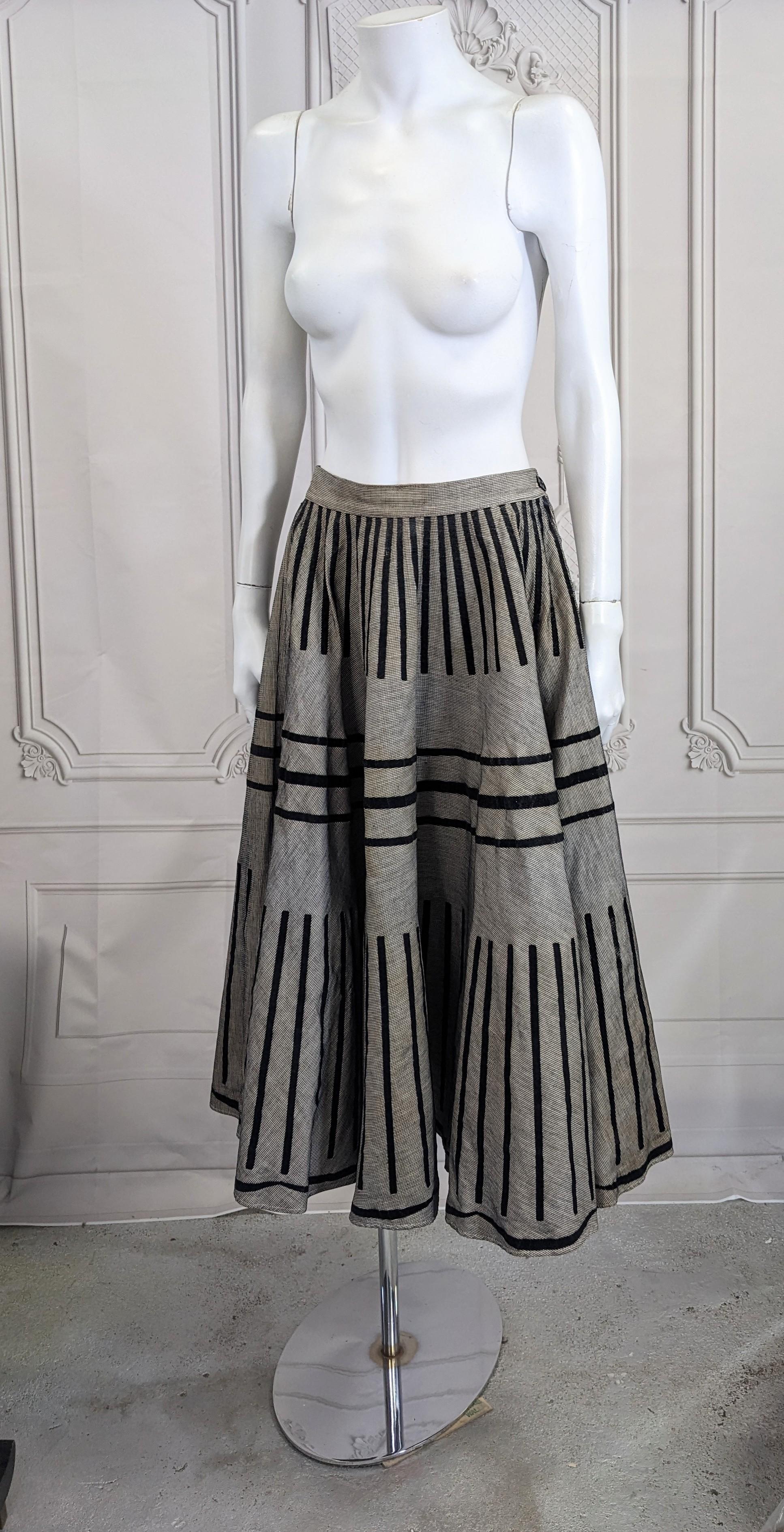 Fun 1950's Flocked Velvet Circle Skirt auf schwarz/weißem Baumwoll-Tweed-Grund. Bei diesem abgestuften Design wird 