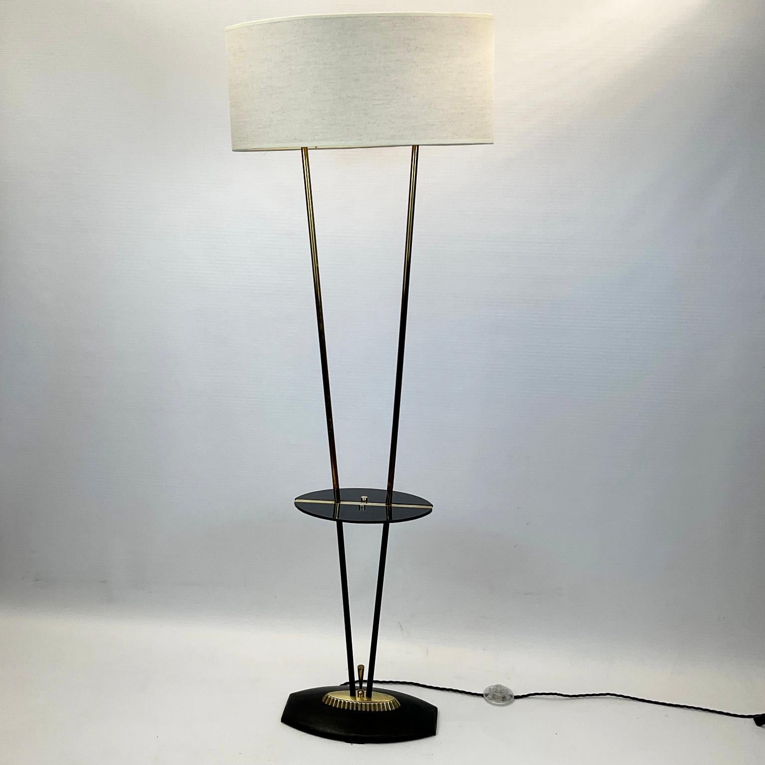 A 1950s floor lamp with two arms in brass, attributed to Maison Lunel France, with an elliptical linen lampshade comprising two bulbs and a small black glass tablet. Rewired with new insulated cable and an online new foot-switch.
Dimensions :
130cm