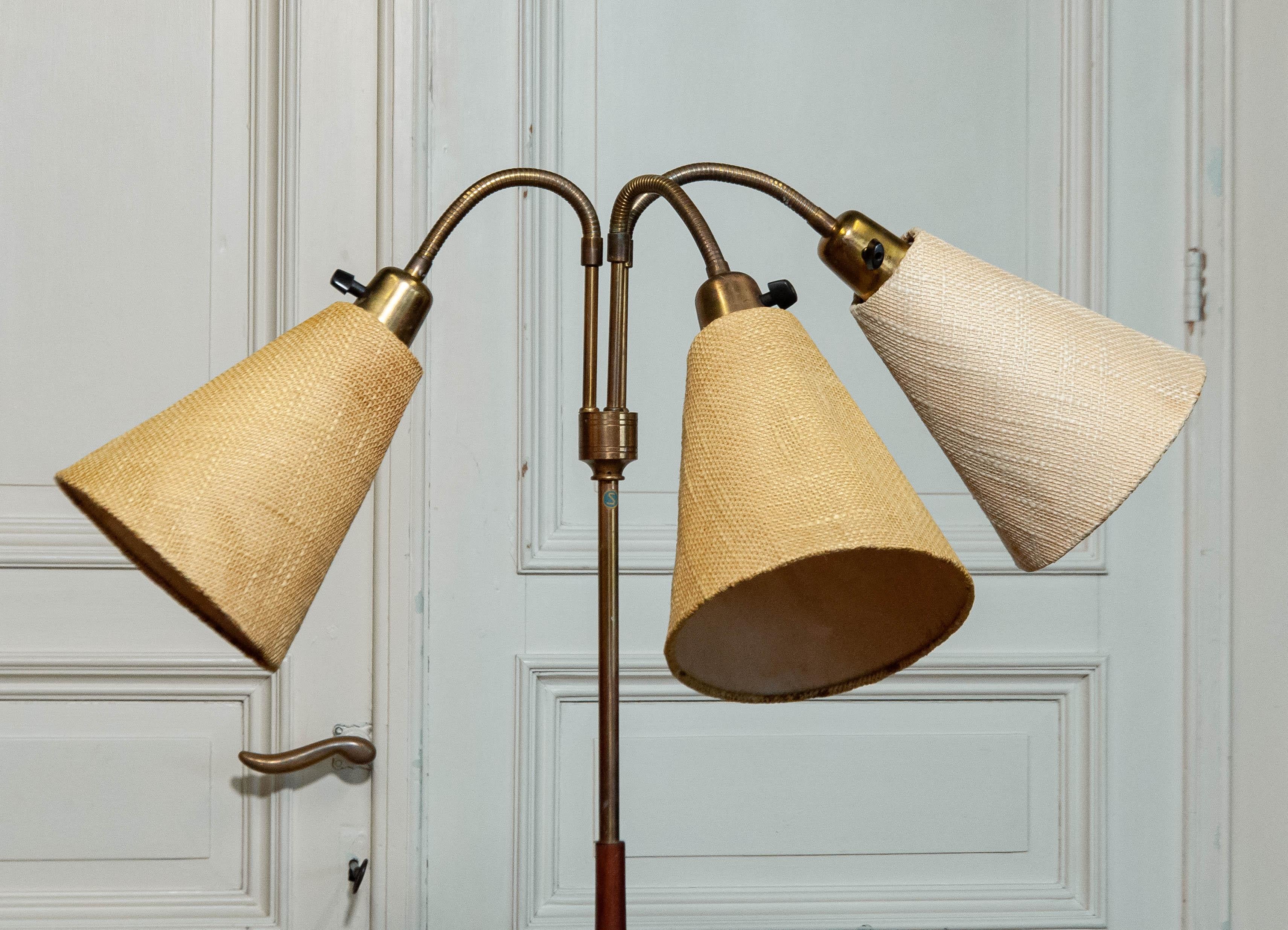Cet élégant lampadaire scandinave des années 1950, attribué à Möller Armaturfabrik (Suède), présente les caractéristiques suivantes :
Un support élégant en teck et en laiton à l'esthétique raffinée du milieu du siècle dernier.
Trois abat-jour