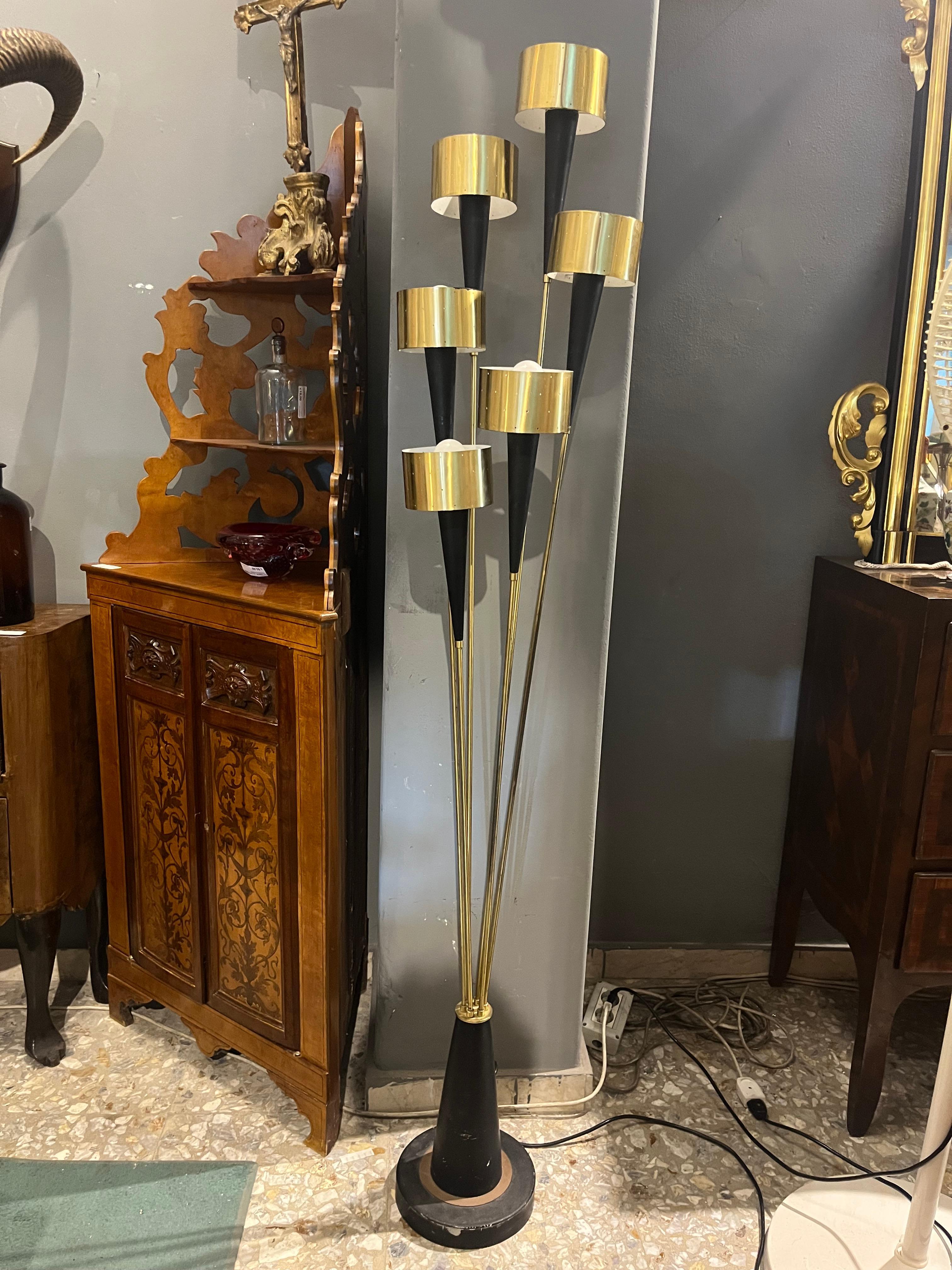 For sale is an extraordinary original Stilnovo floor lamp, an absolute icon of post-war Italian design. This example, powerful in its aesthetics and refined in its construction, perfectly embodies the innovative and functional spirit that made