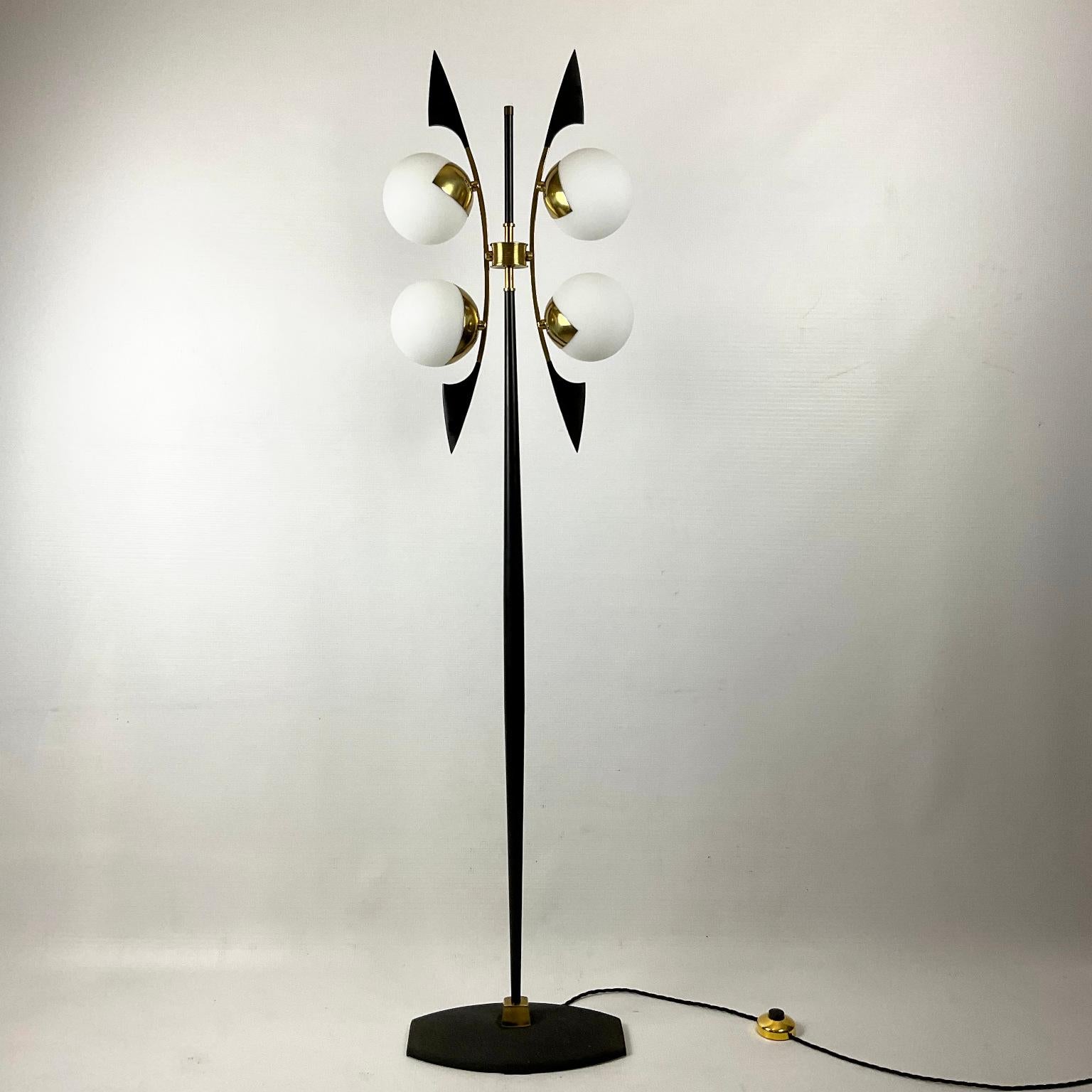 Rare quality floor lamp edited by Maison Arlus France 1950s.
On each side of the base, the shape of two brass bows with a plastic saber finish.
Includes four opaline globes on brass-finished clips.
Completely rewired with new vintage insulated