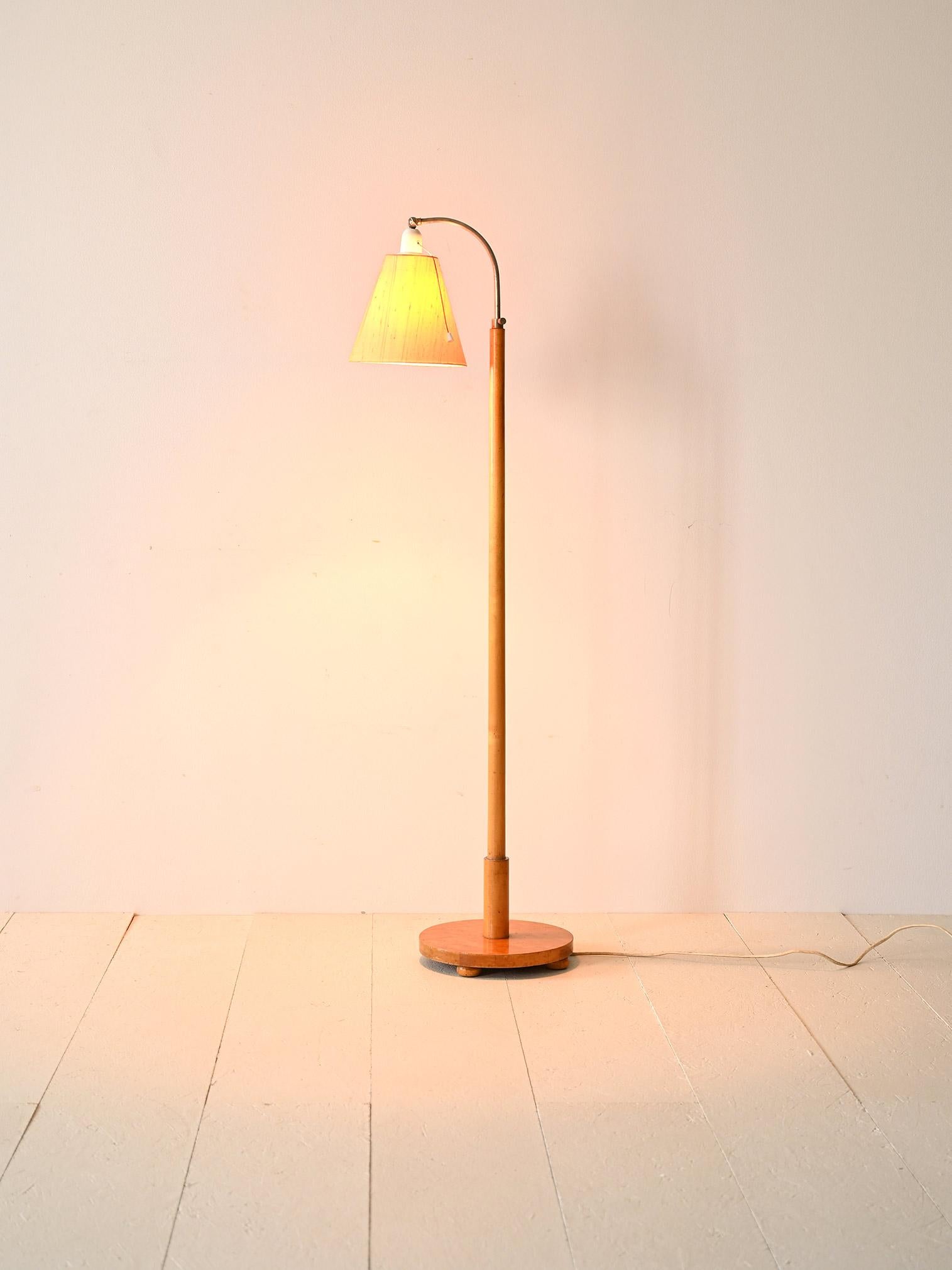 Scandinavian lamp with a briarwood base. 

An original piece of furniture with retro charm. Formed by a briarwood base and a height-adjustable metal stem part. The warm color of the wood matches perfectly with the beige linen lampshade. 
The