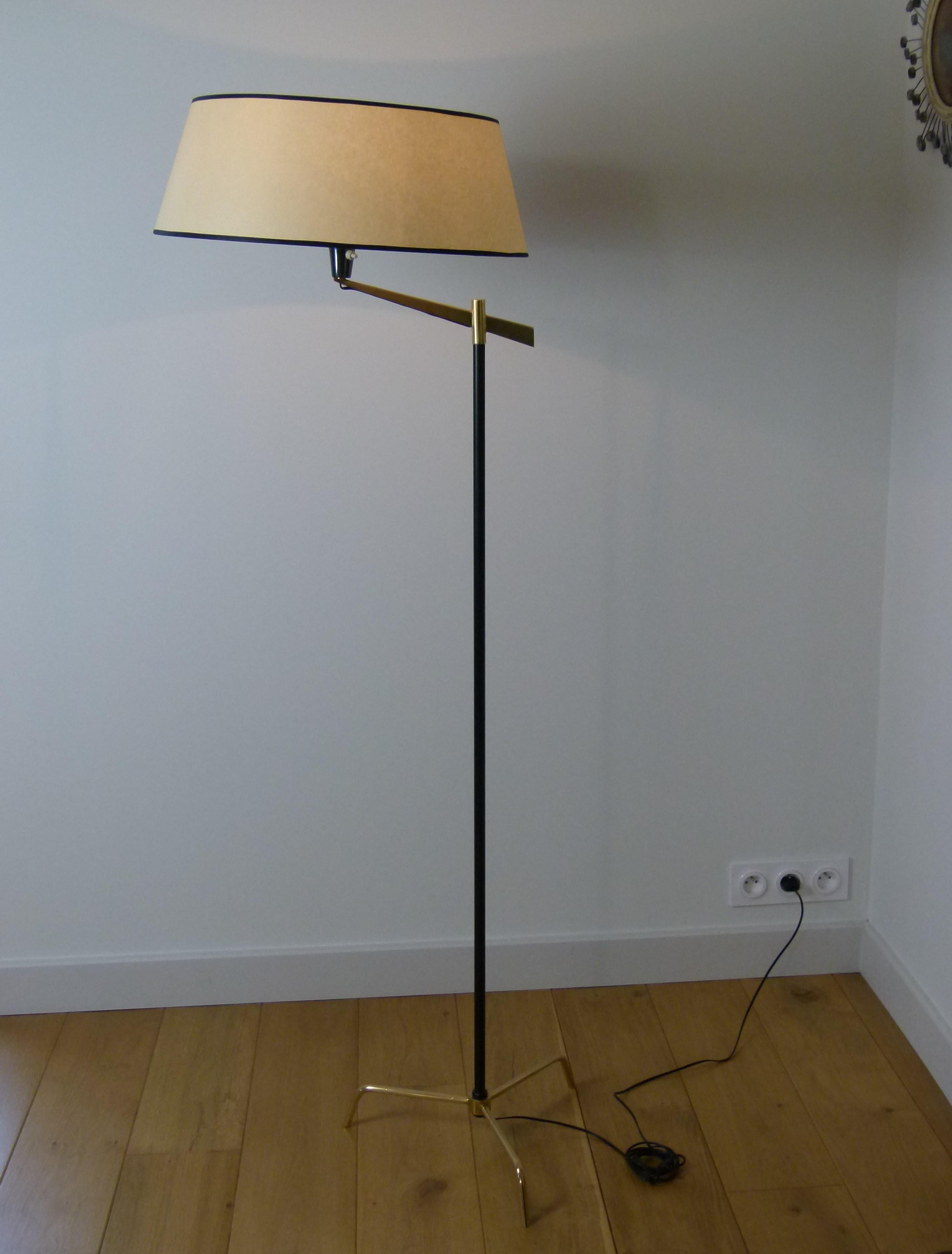 Floor lamp in lacquered metal and brass, consisting of a solid brass tripod foot, on which is fixed a black lacquered metal.
Arm of light in solid brass finished with a conical brass base with a gun barrel patina.
Circular and conical
