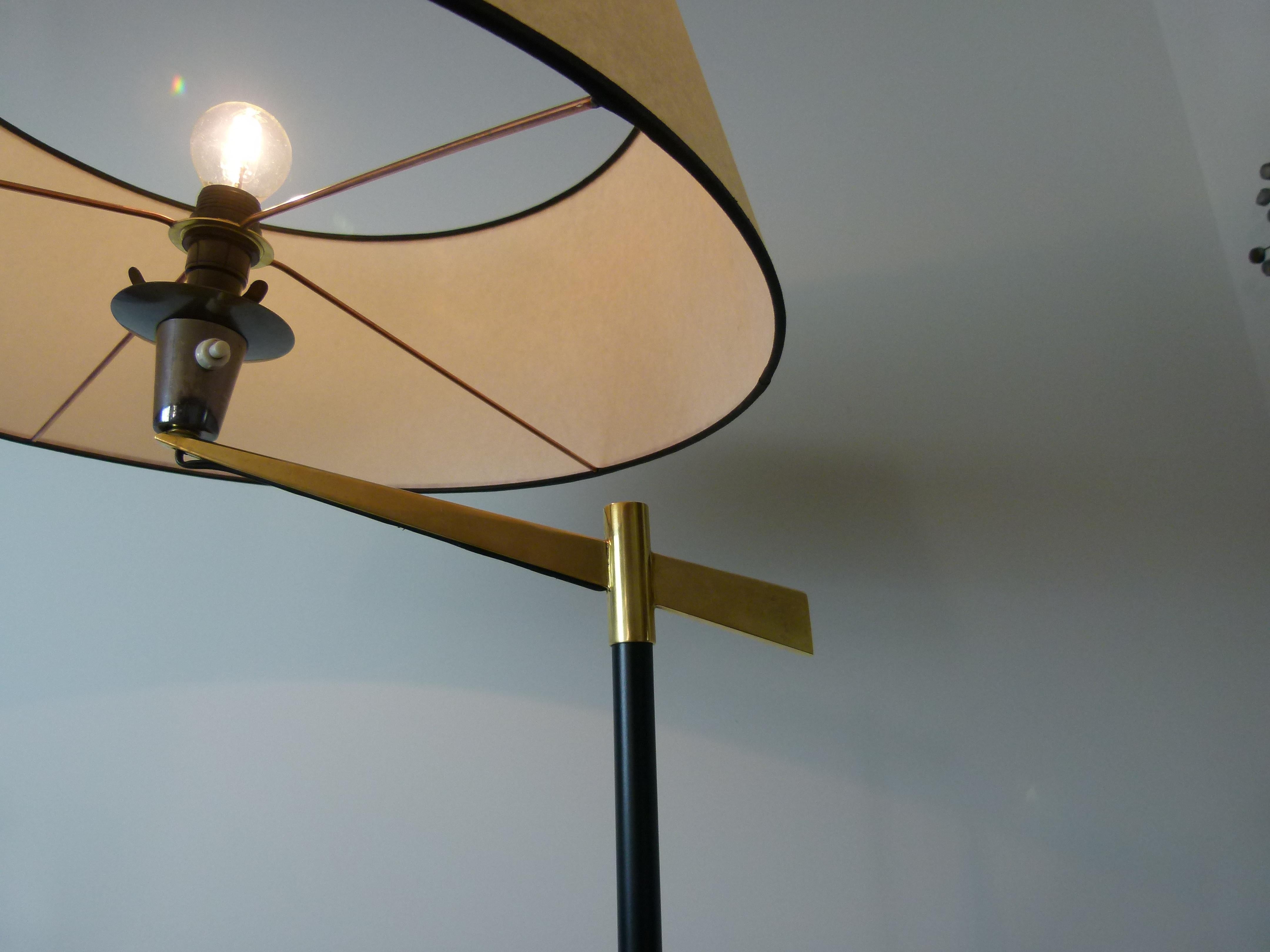 1950s Floor Lamp in Brass and Lacquered Metal from Maison Arlus In Excellent Condition In Saint-Ouen, FR