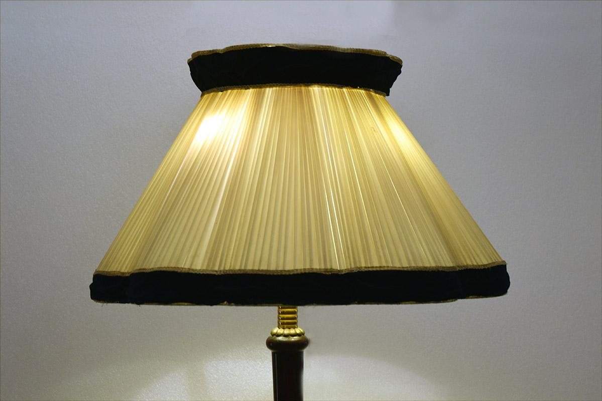 1950's Floor Lamp in Mahogany and Brass For Sale 4