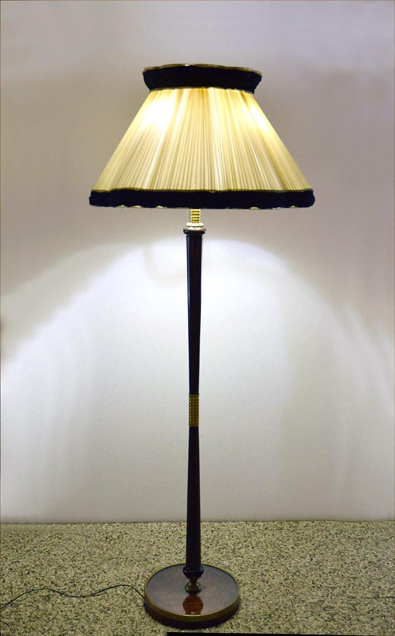 Mid-century Italian floor lamp, 1950s.
Structure in mahogany wood with brass details, foot in mahogany with brass band and crystal top.
Four arms in brass for side lamps and one central lamp.
Original pleated lampshade with velvet