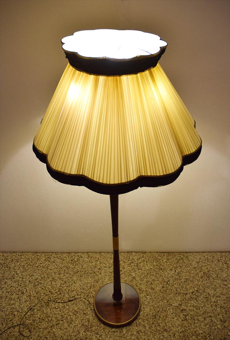 Stehlampe aus Mahagoni und Messing aus den 1950er Jahren (Moderne der Mitte des Jahrhunderts) im Angebot