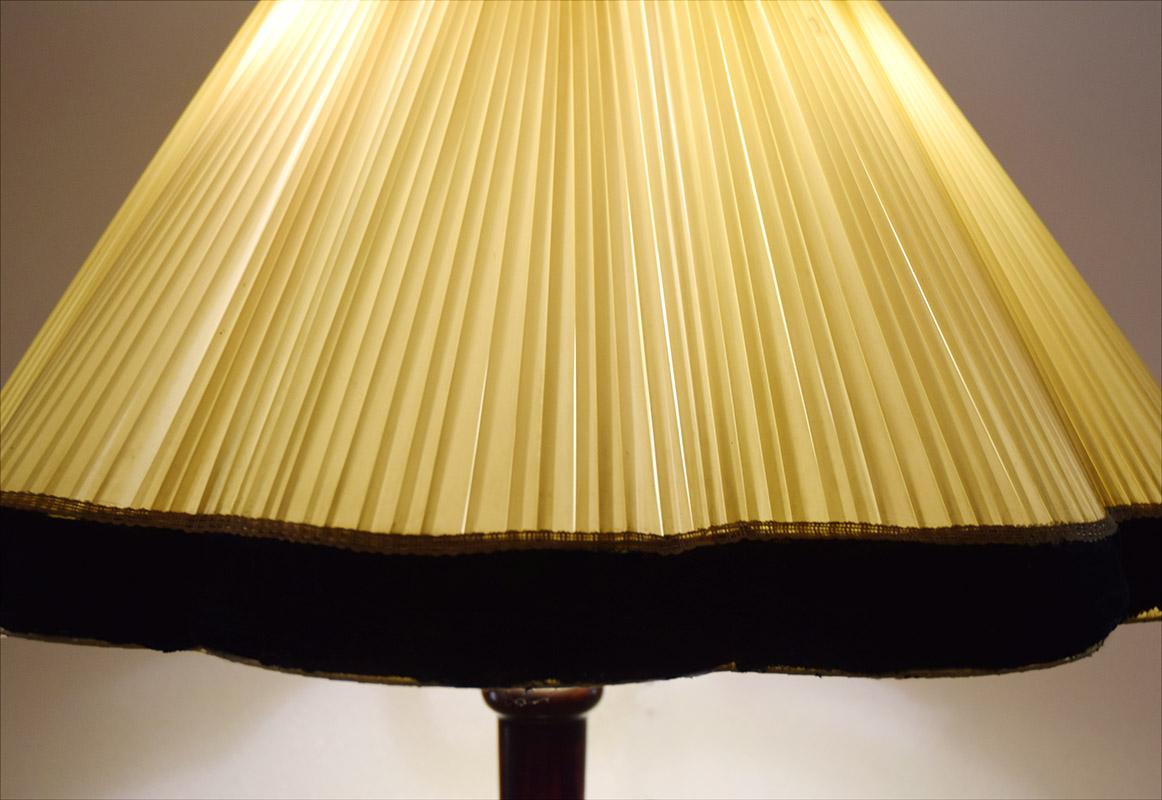 Stehlampe aus Mahagoni und Messing aus den 1950er Jahren (Italienisch) im Angebot