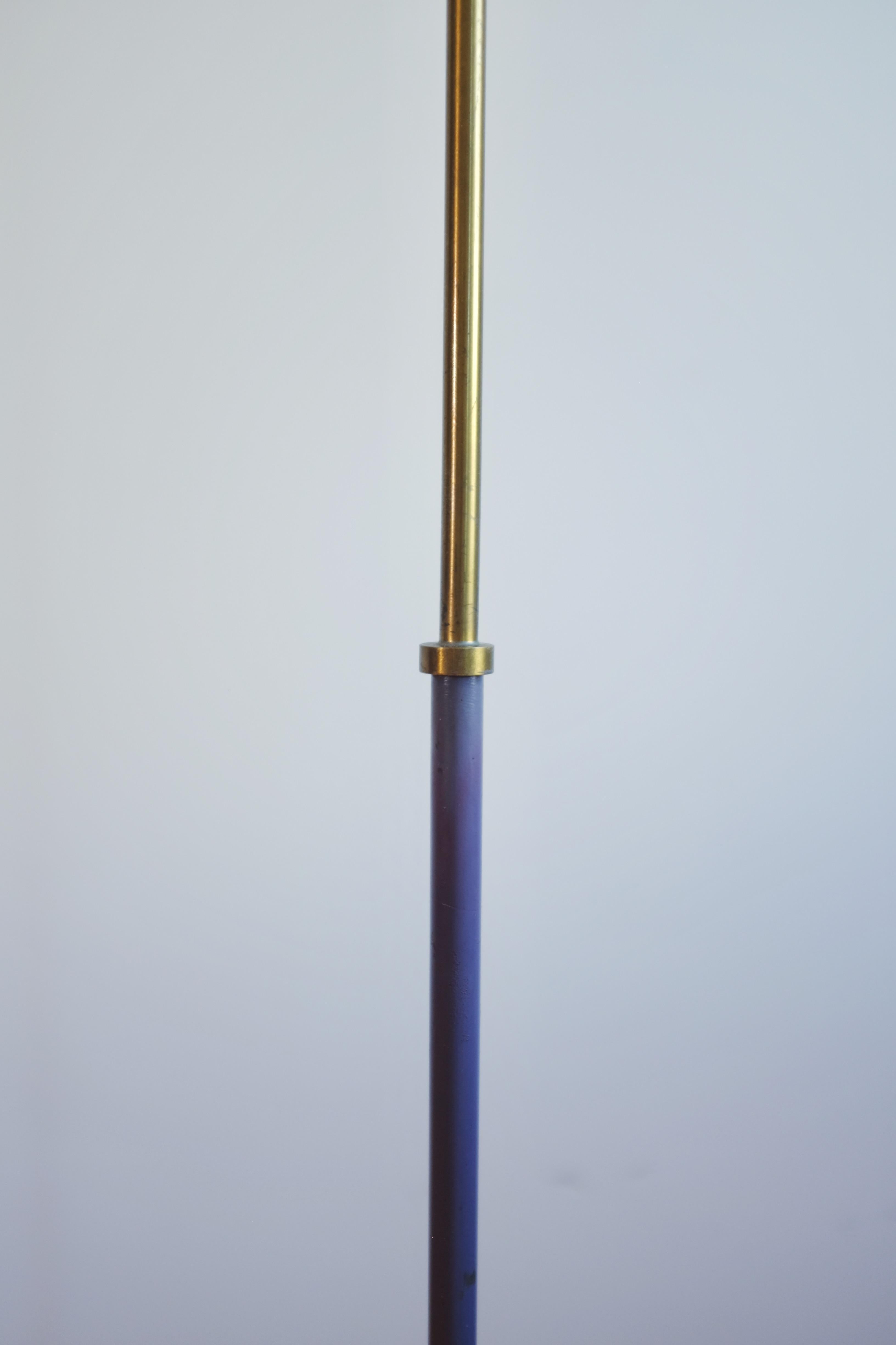 Seltene 1950er Stehlampe aus lila lackiertem Metall und Messing Modell S-1871 von Hans-Agne Jakobsson. Hergestellt von der eigenen Firma des Designers Hans-Agne Jakobsson AB in Markaryd, Schweden. Altersgemäße Abnutzung am Fuß mit Patina und kleinen