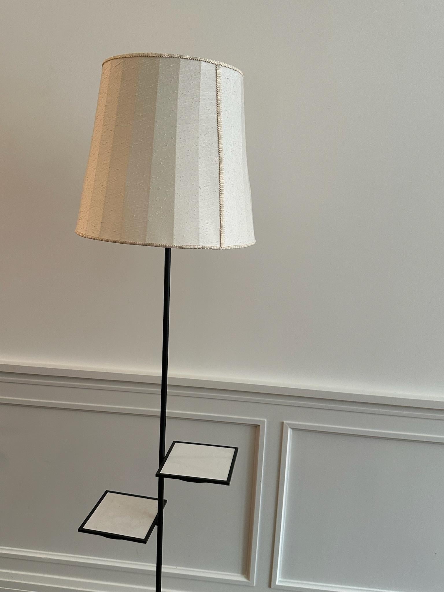 Lampada da terra francese in bianco e nero con tavolini martini laccati, circa 1955/60. Paralume crema in seta grezza con ricamo intorno alla struttura. Richiede il ricablaggio per soddisfare gli standard statunitensi.
