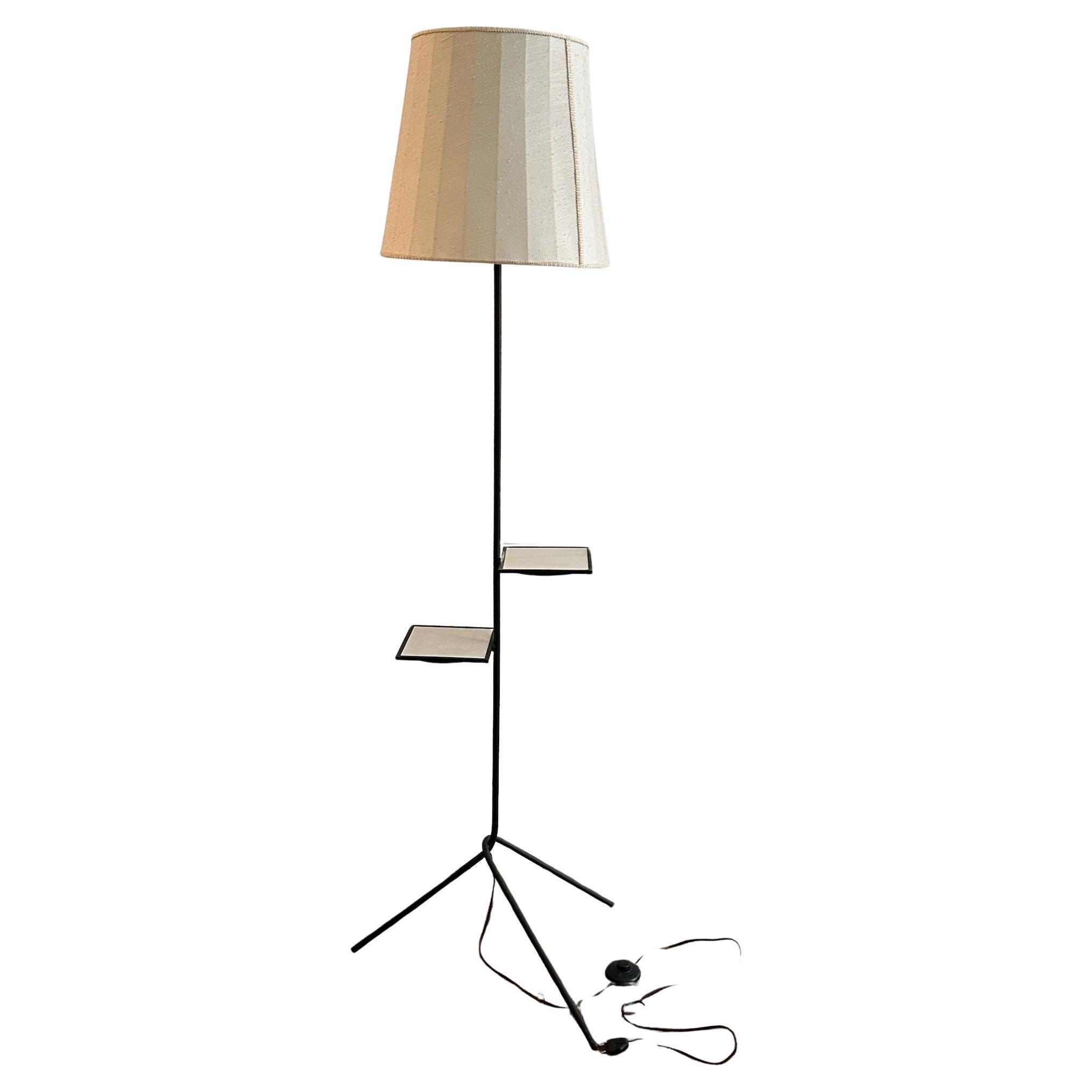 Lampada da terra anni '50 con tavolini da Martini in vendita