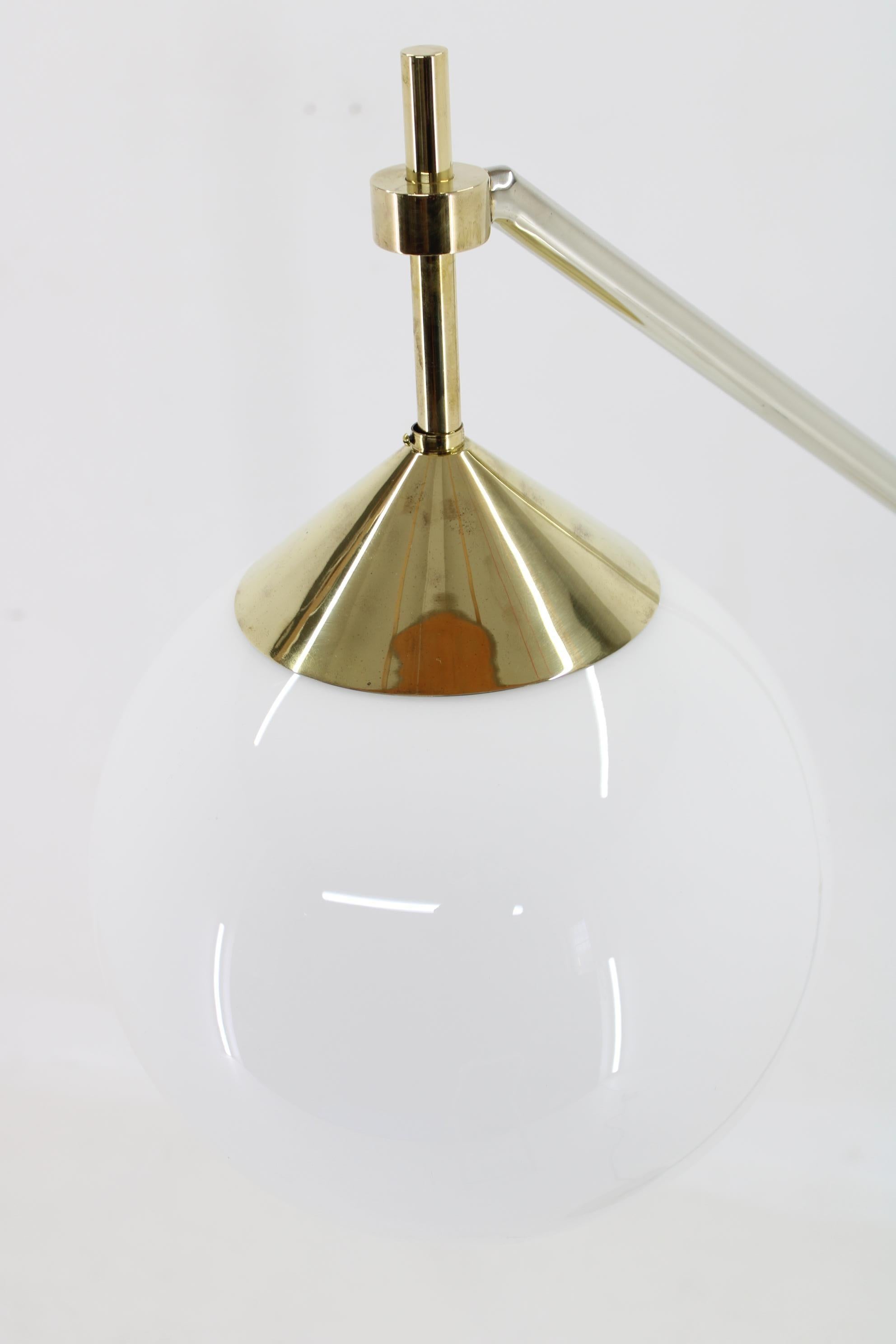 1950er Stehlampe mit Steinsockel, restauriert (Metall) im Angebot