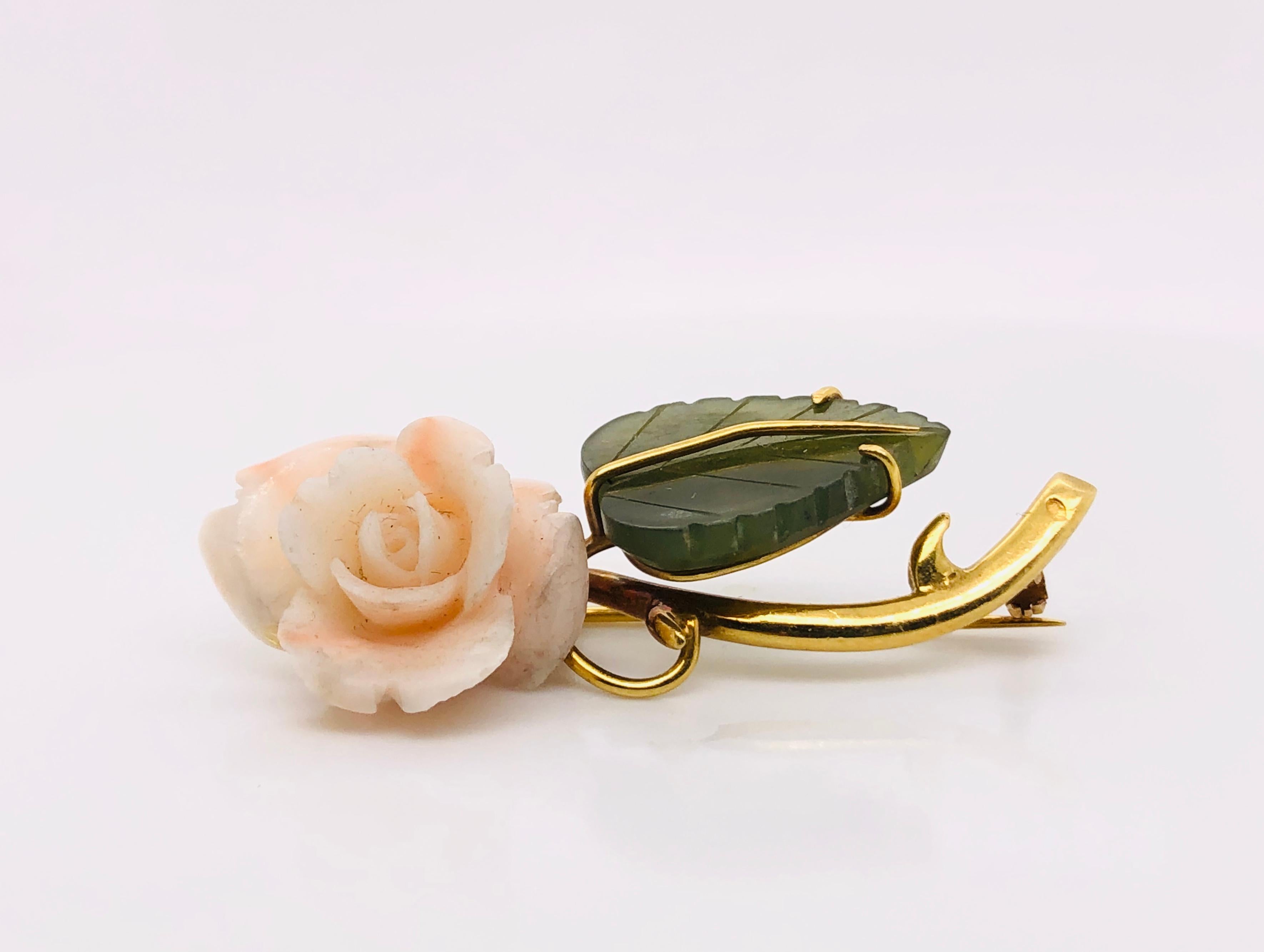Discover this magnificent floral brooch from the '50s, a true vintage treasure. Crafted from mother-of-pearl and shell, this brooch captures the essence of retro elegance. At the center of the brooch is a stunning leaf-shaped green agate, delicately