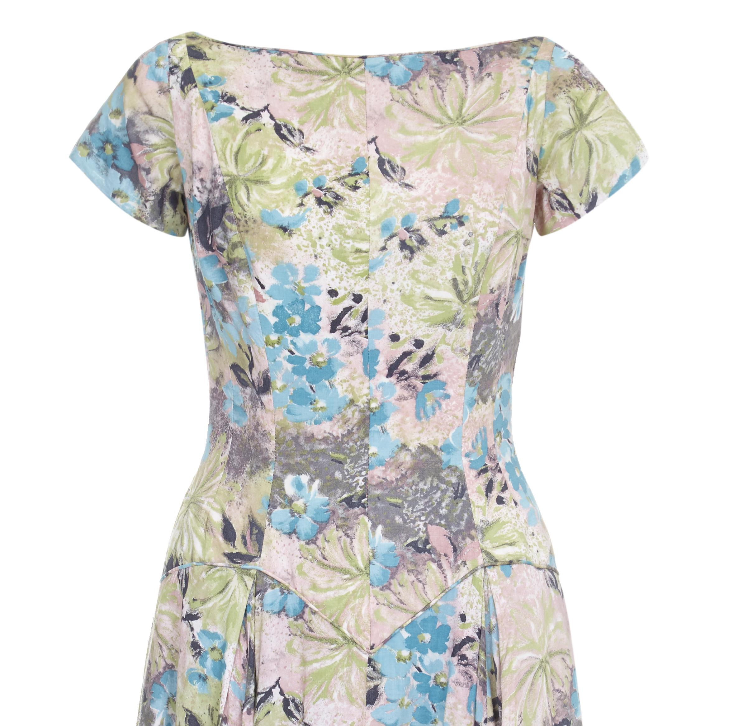 Gris Robe en coton à fleurs des années 1950 avec taille tombante en vente