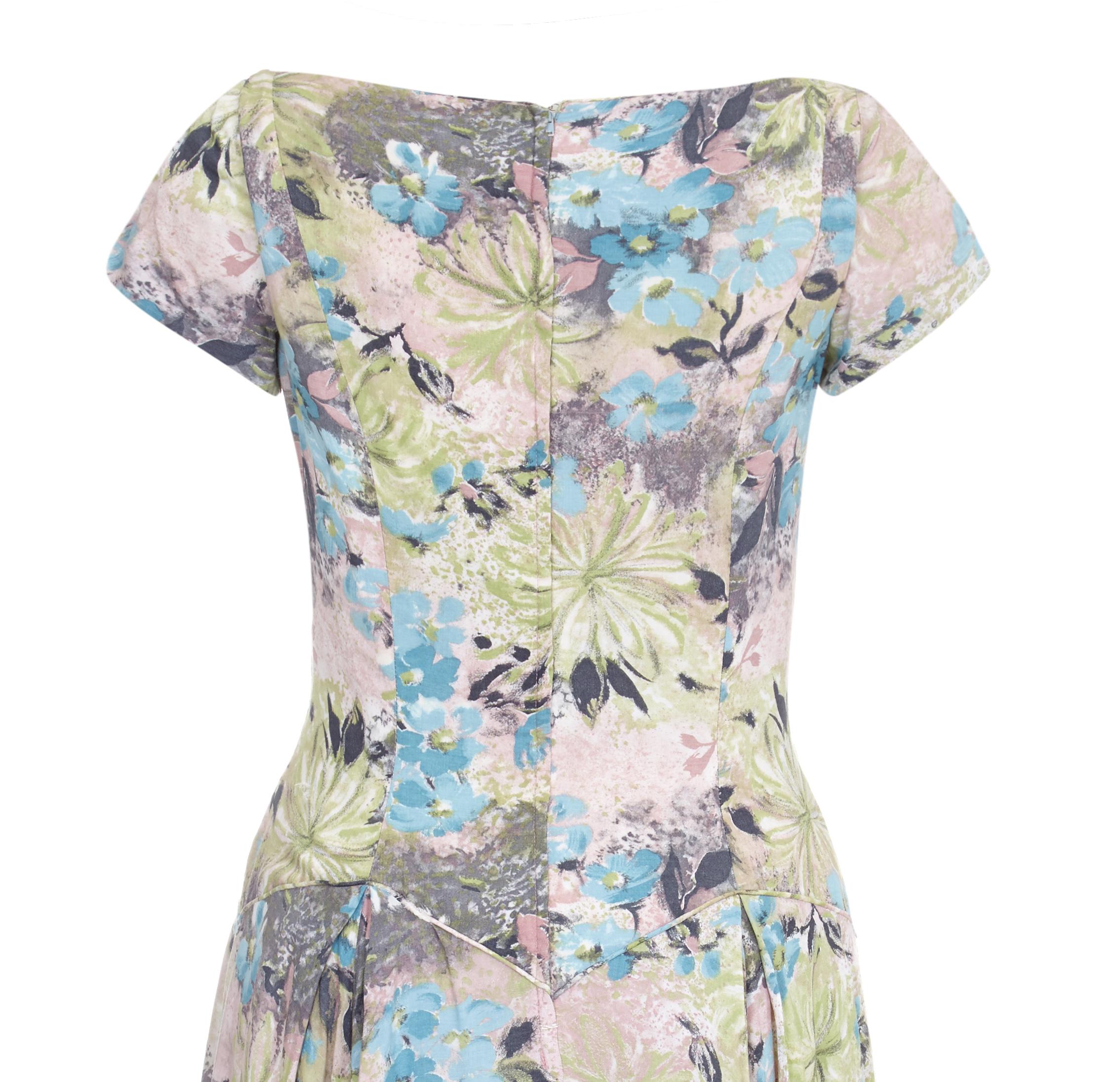 Robe en coton à fleurs des années 1950 avec taille tombante Excellent état - En vente à London, GB