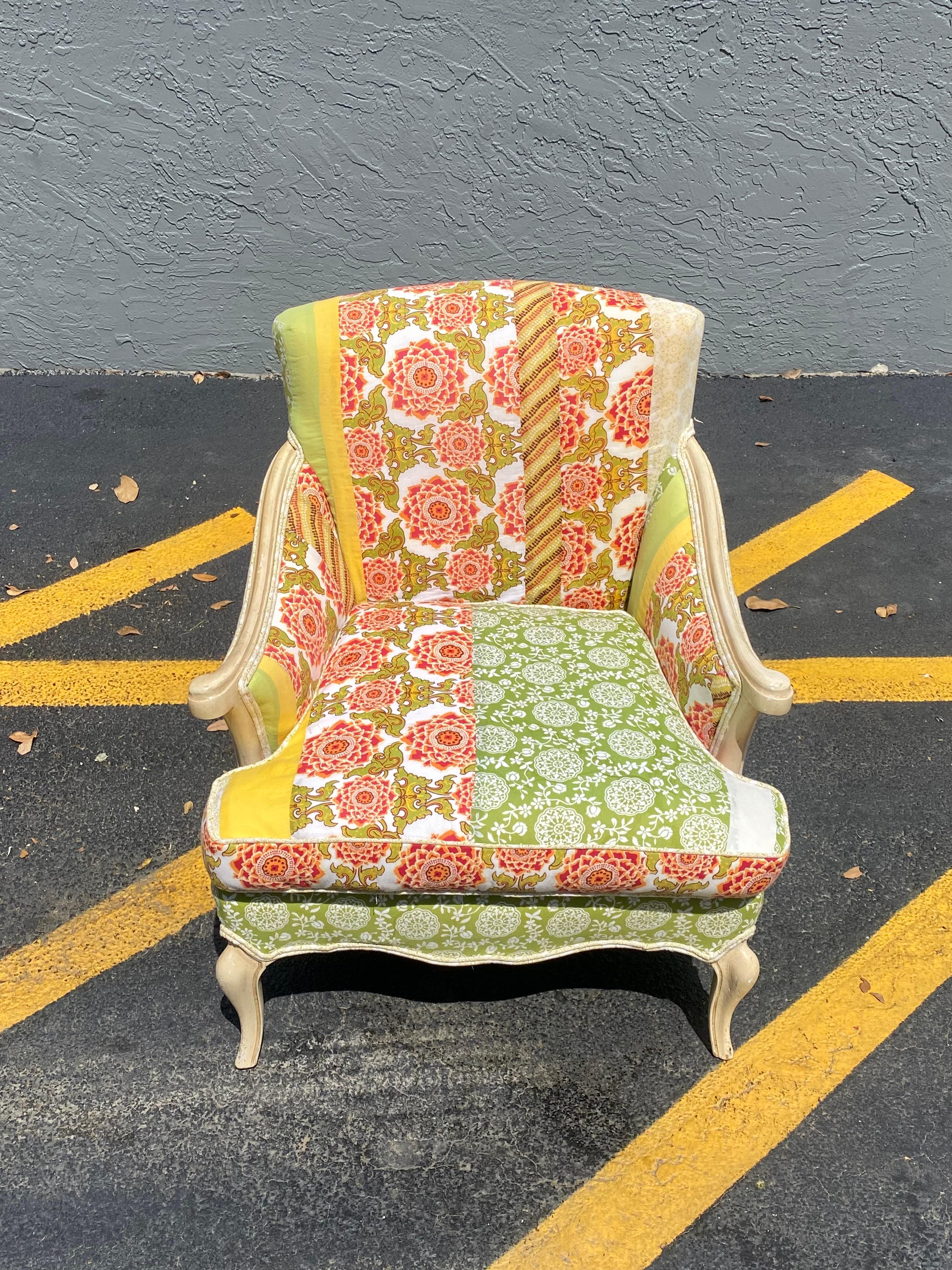 Chaise française des années 1950 en patchwork floral coloré   Excellent état - En vente à Fort Lauderdale, FL