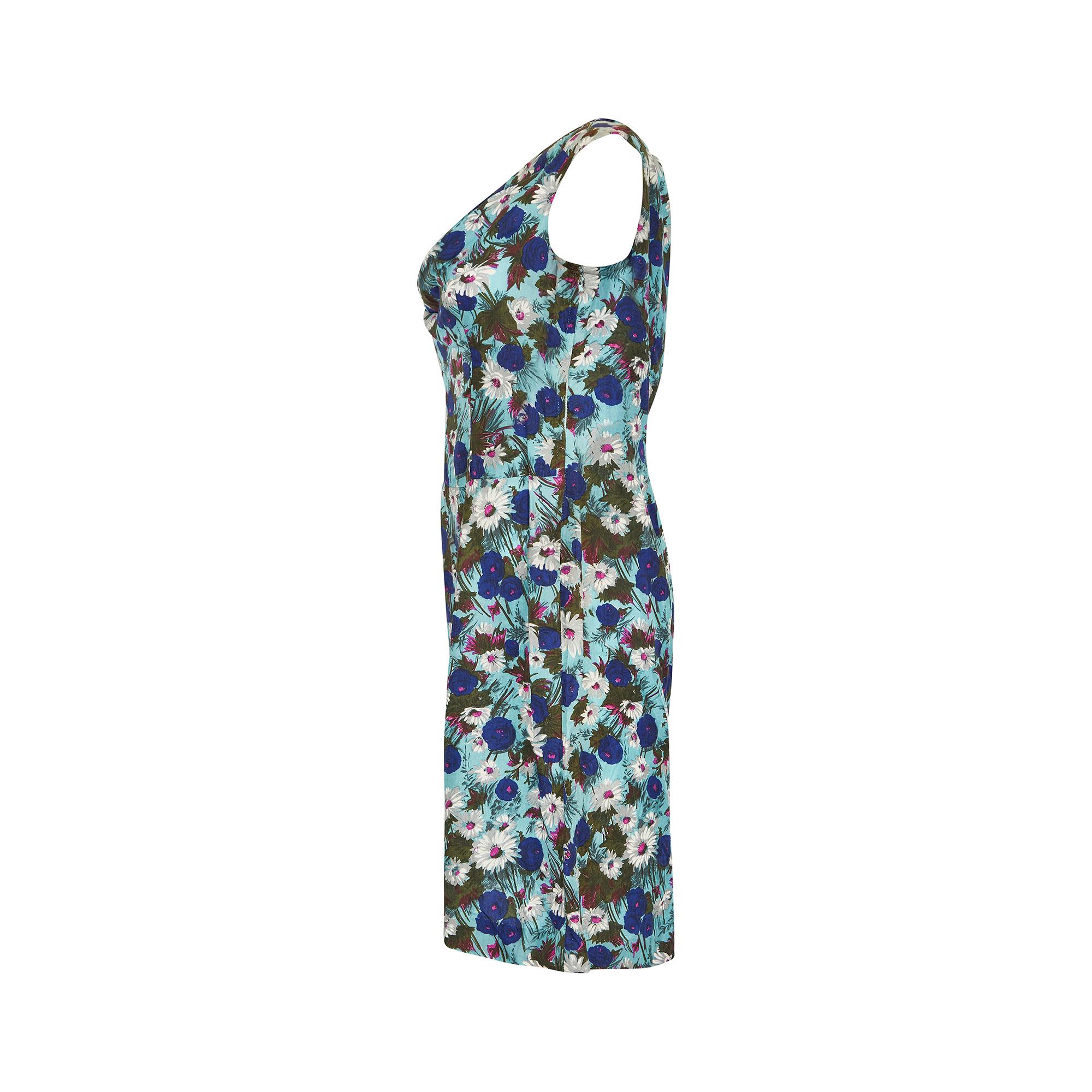 Gris Robe droite en soie florale des années 1950 avec col bénitier en vente