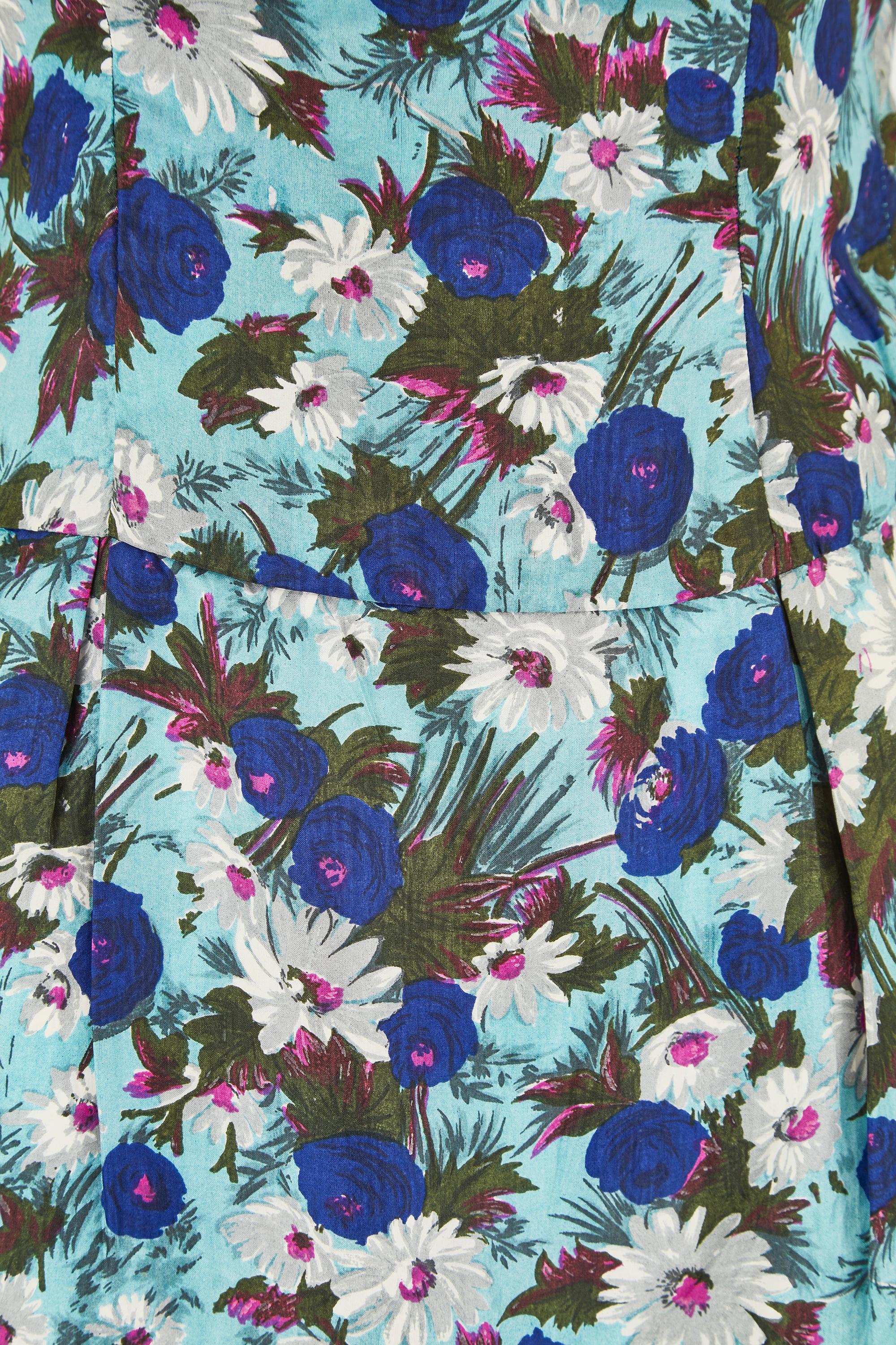 Robe droite en soie florale des années 1950 avec col bénitier Pour femmes en vente