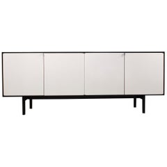 armoire Florence Knoll des années 1950 en laque noire avec intérieur en érable Modèle n° 541