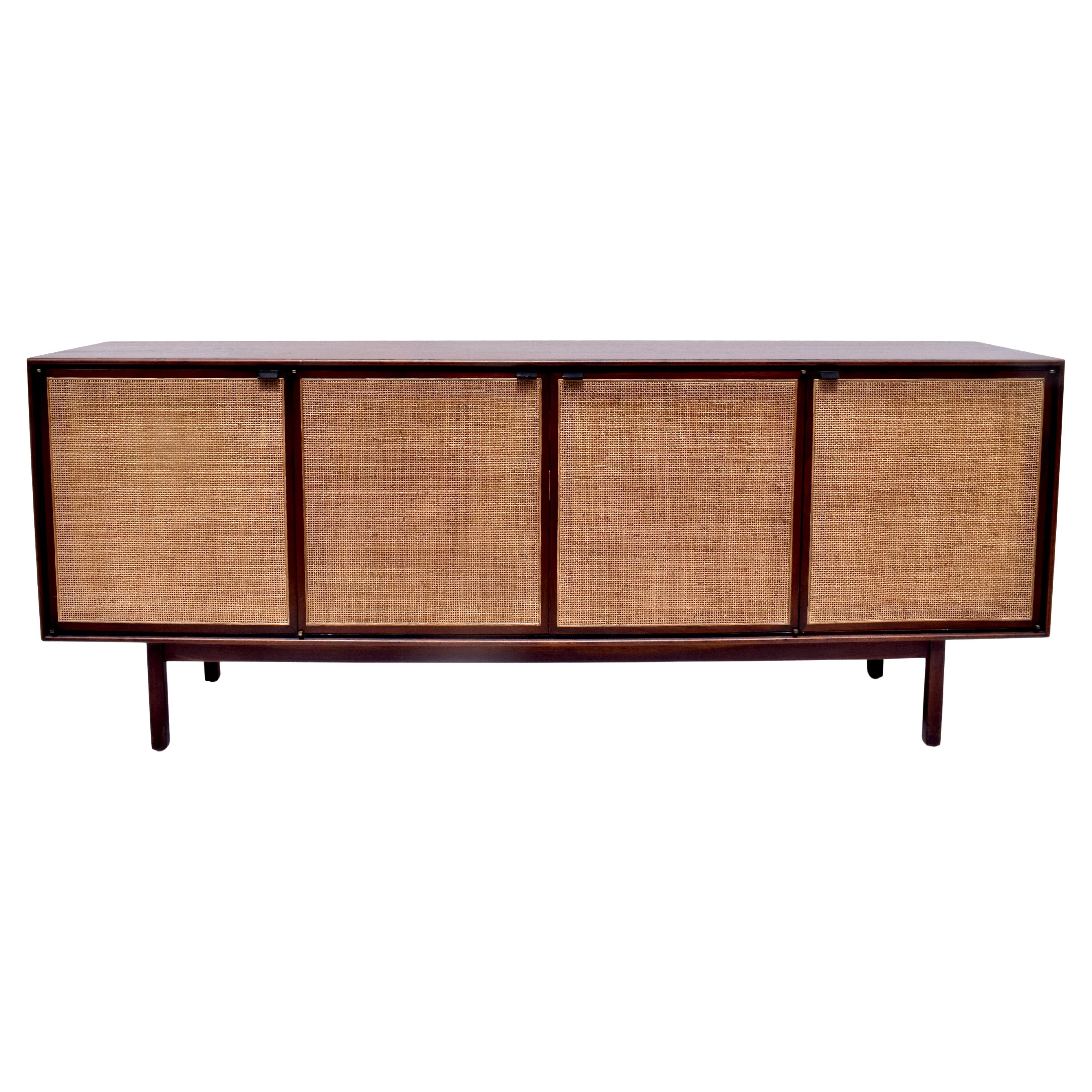 Crédence en noyer cannelé avec poignées en cuir de Florence Knoll des années 1950