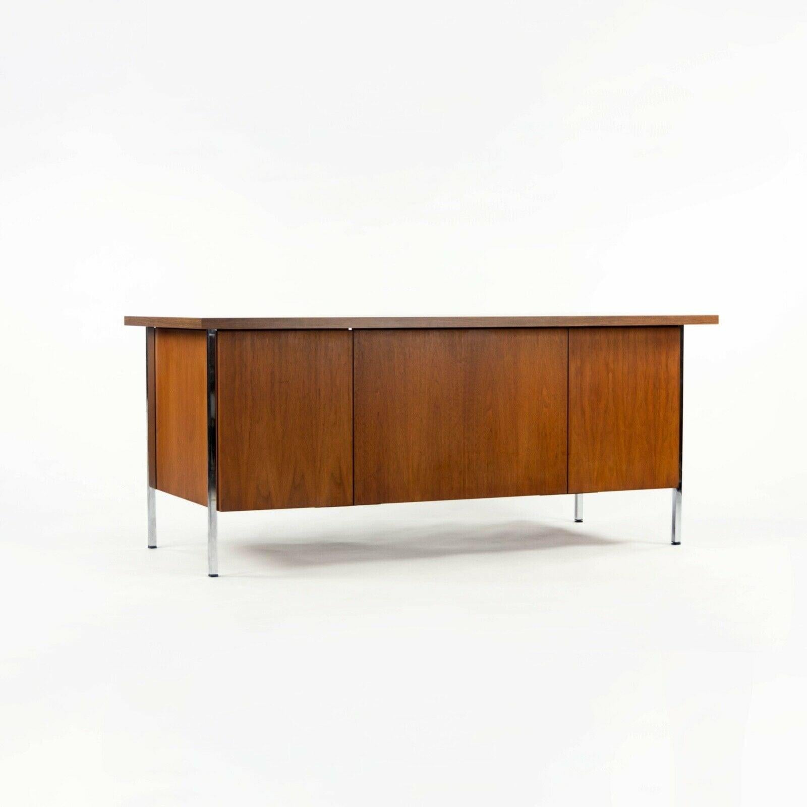 1950s Florence Knoll Double Pedestal Walnut Chrome and Laminate Executive Desk In Good Condition For Sale In Philadelphia, PA