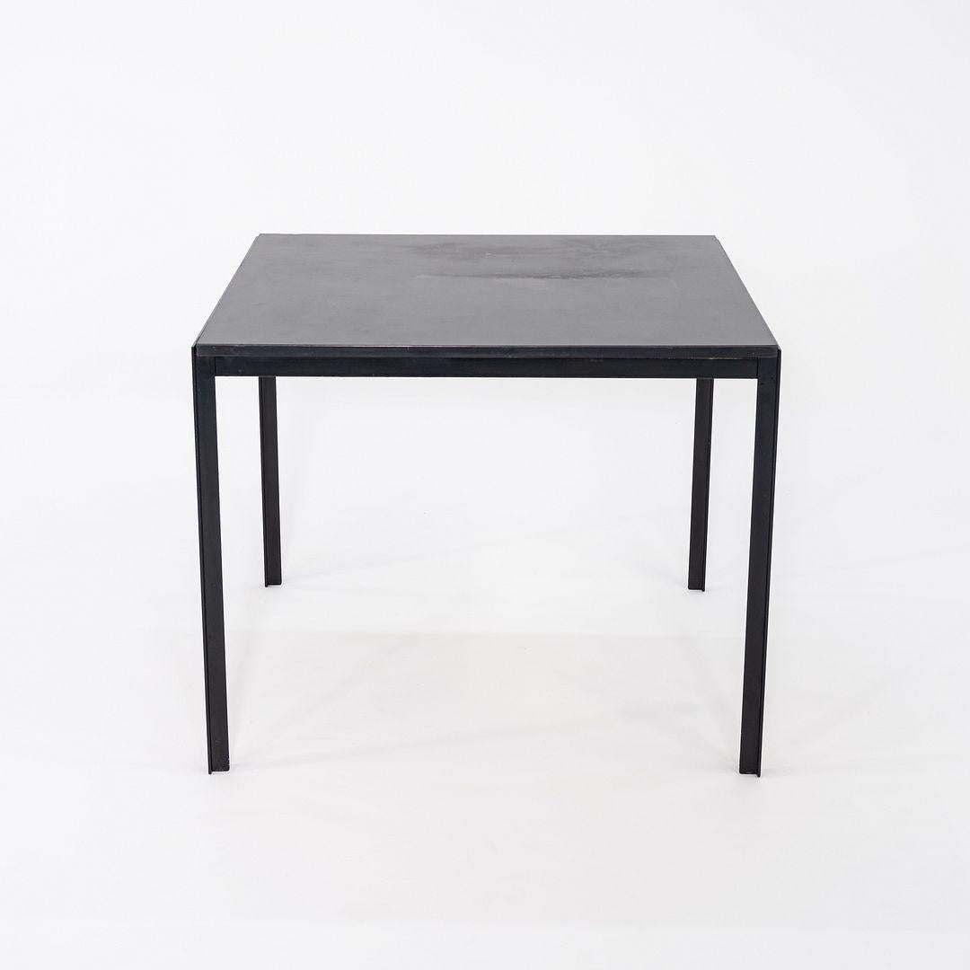 Moderne Table de salle à manger carrée à angle droit des années 1950 Florence Knoll avec plateau en stratifié/formica noir en vente