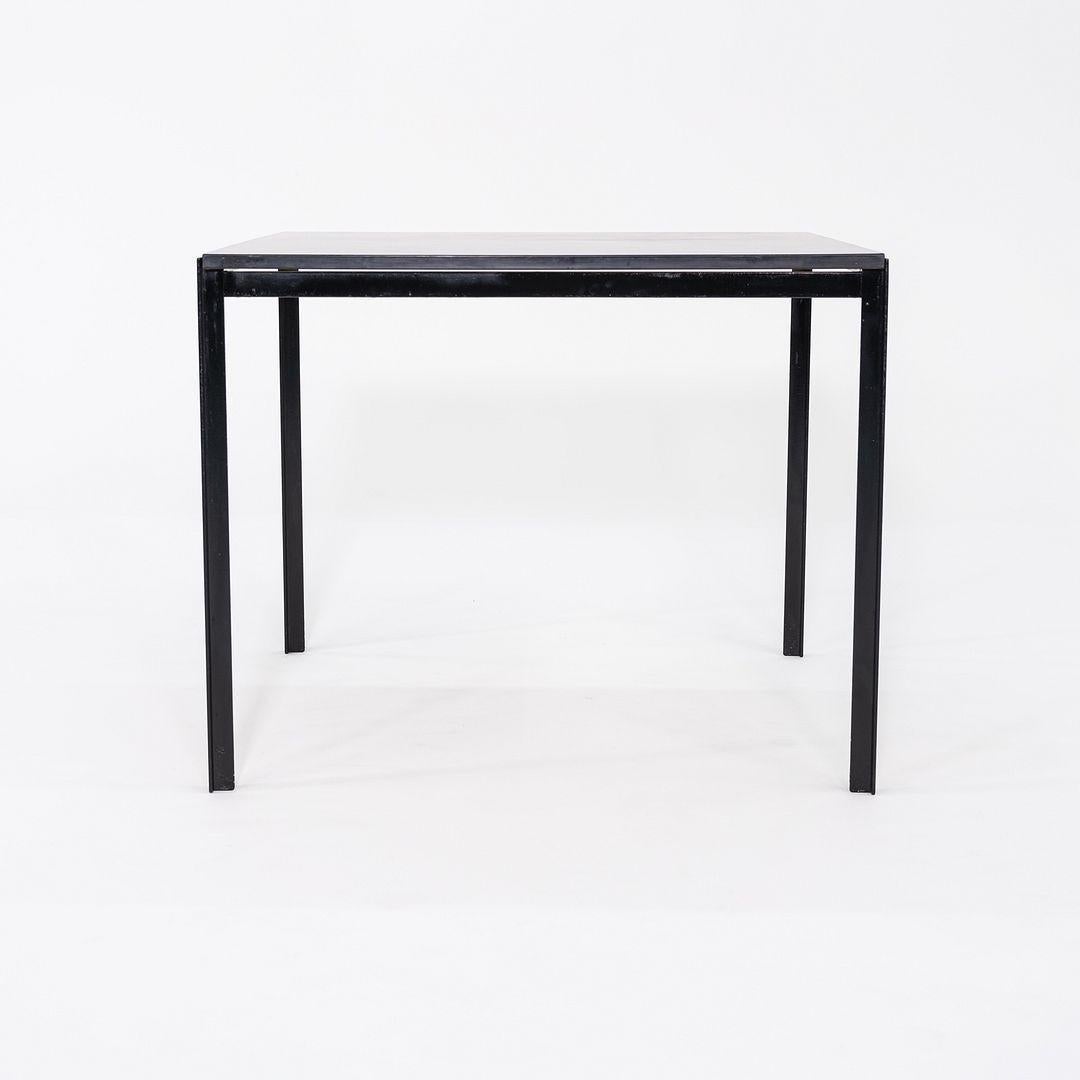 Américain Table de salle à manger carrée à angle droit des années 1950 Florence Knoll avec plateau en stratifié/formica noir en vente