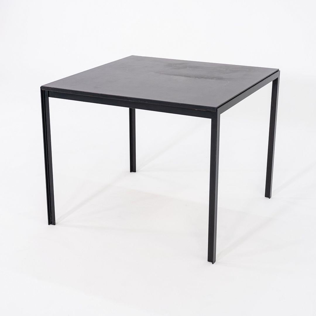 Table de salle à manger carrée à angle droit des années 1950 Florence Knoll avec plateau en stratifié/formica noir Bon état - En vente à Philadelphia, PA