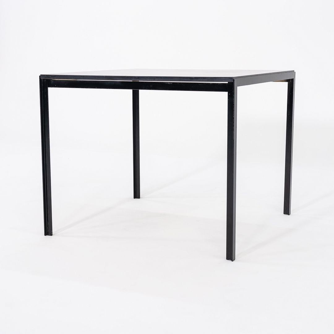 Milieu du XXe siècle Table de salle à manger carrée à angle droit des années 1950 Florence Knoll avec plateau en stratifié/formica noir en vente