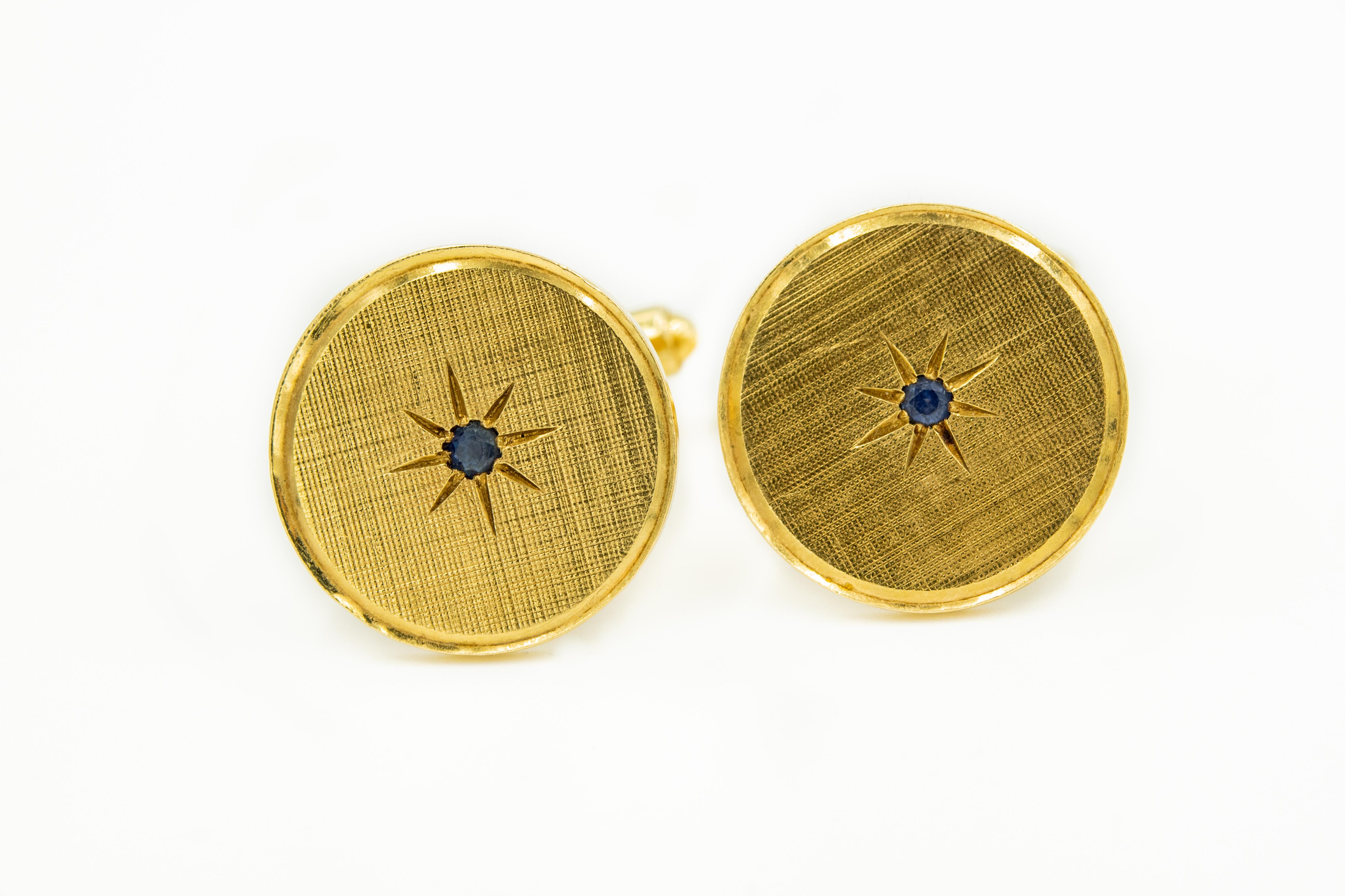 1950s Classic circular 14k yellow gold dress set comprising of a pair of a cuff links and four matching shirt studs. The outer rim is a shiny yellow gold finish and the interior background is crisscross thread design with a centralized starburst