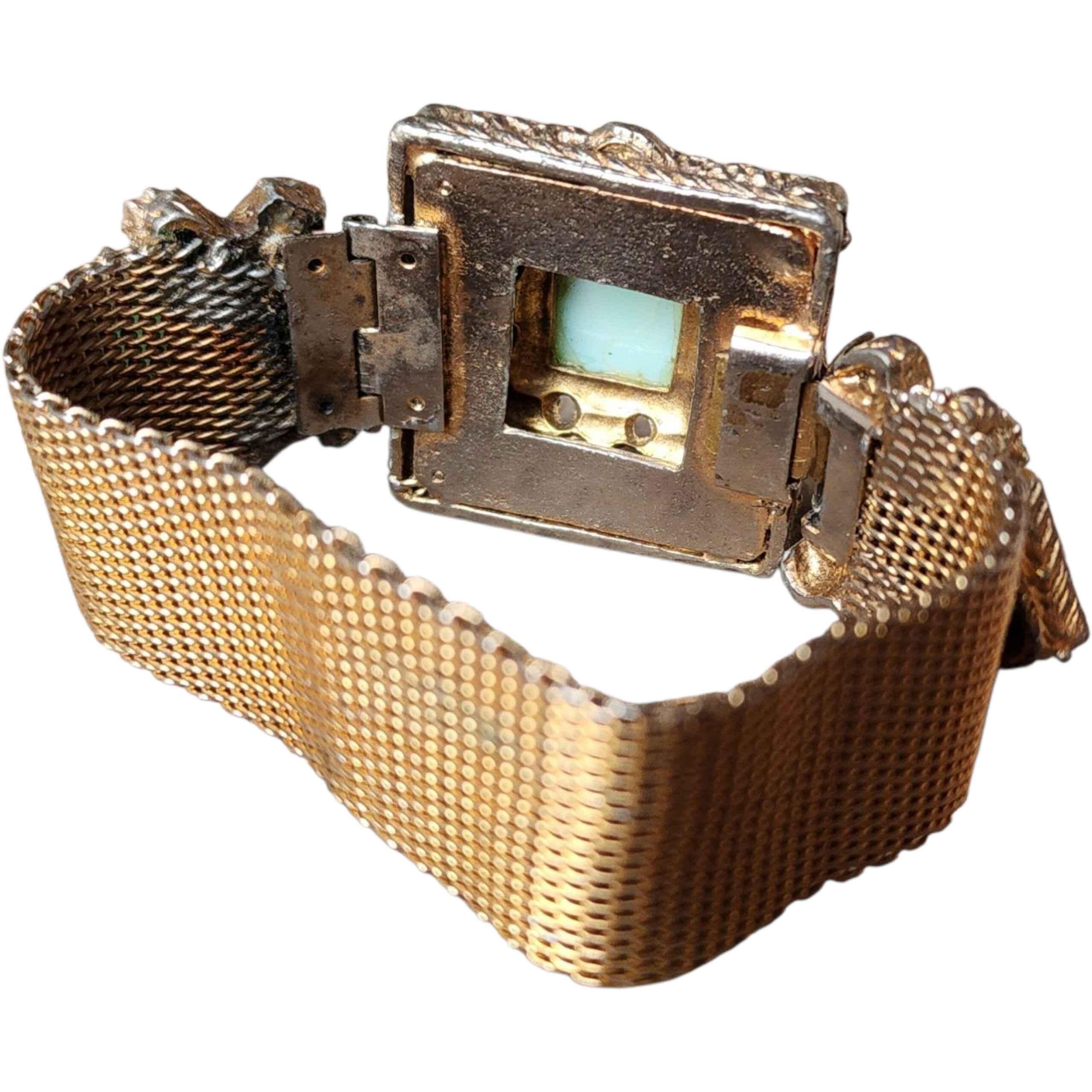 Un bracciale Victorian Revival degli anni '50, straordinario e da collezione, realizzato nel caratteristico stile ornato di Florenza. Questo elaborato design con cerniera presenta un centro in filigrana d'oro anticato ricco di dettagli, impreziosito