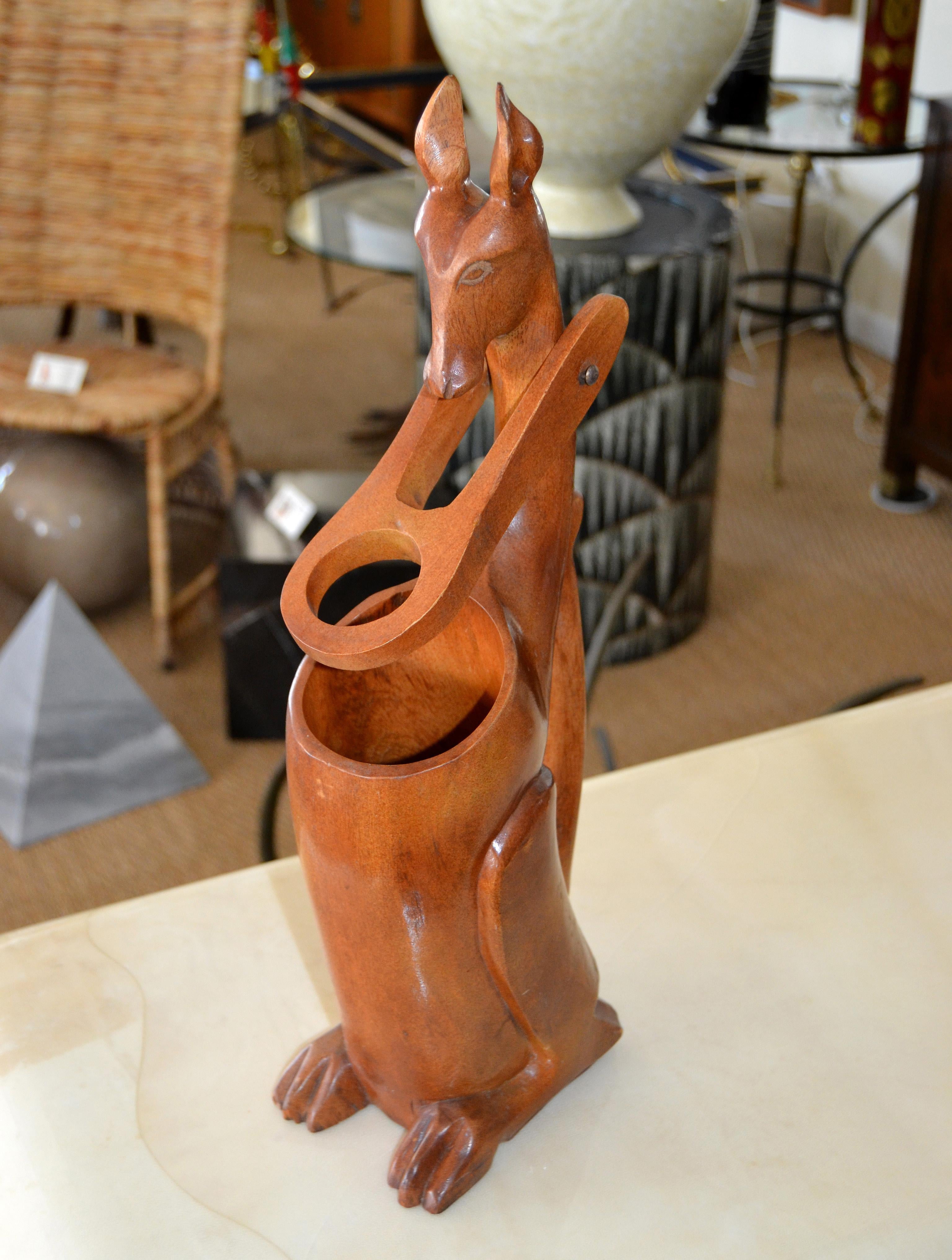 Wir bieten einen handgeschnitzten Känguru-Weinflaschenhalter, Ausgießer oder Spender aus Holz aus den 1950er Jahren an.
Hergestellt aus einem Stück Holz mit schönen Details.
  