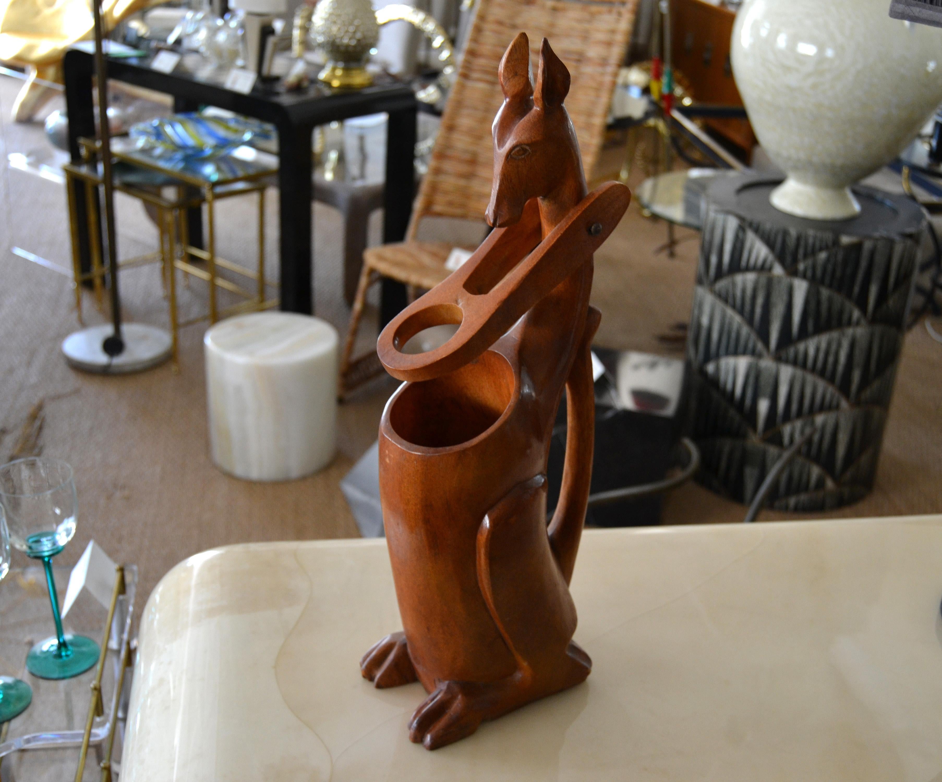1950er Jahre Folk Art Hand Carved Holz Känguru Weinflaschenhalter Pourer Dispenser (Volkskunst) im Angebot