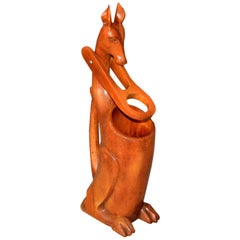1950s Folk Art Hand Carved Canguro de madera Botellero de vino Dispensador Pourer
