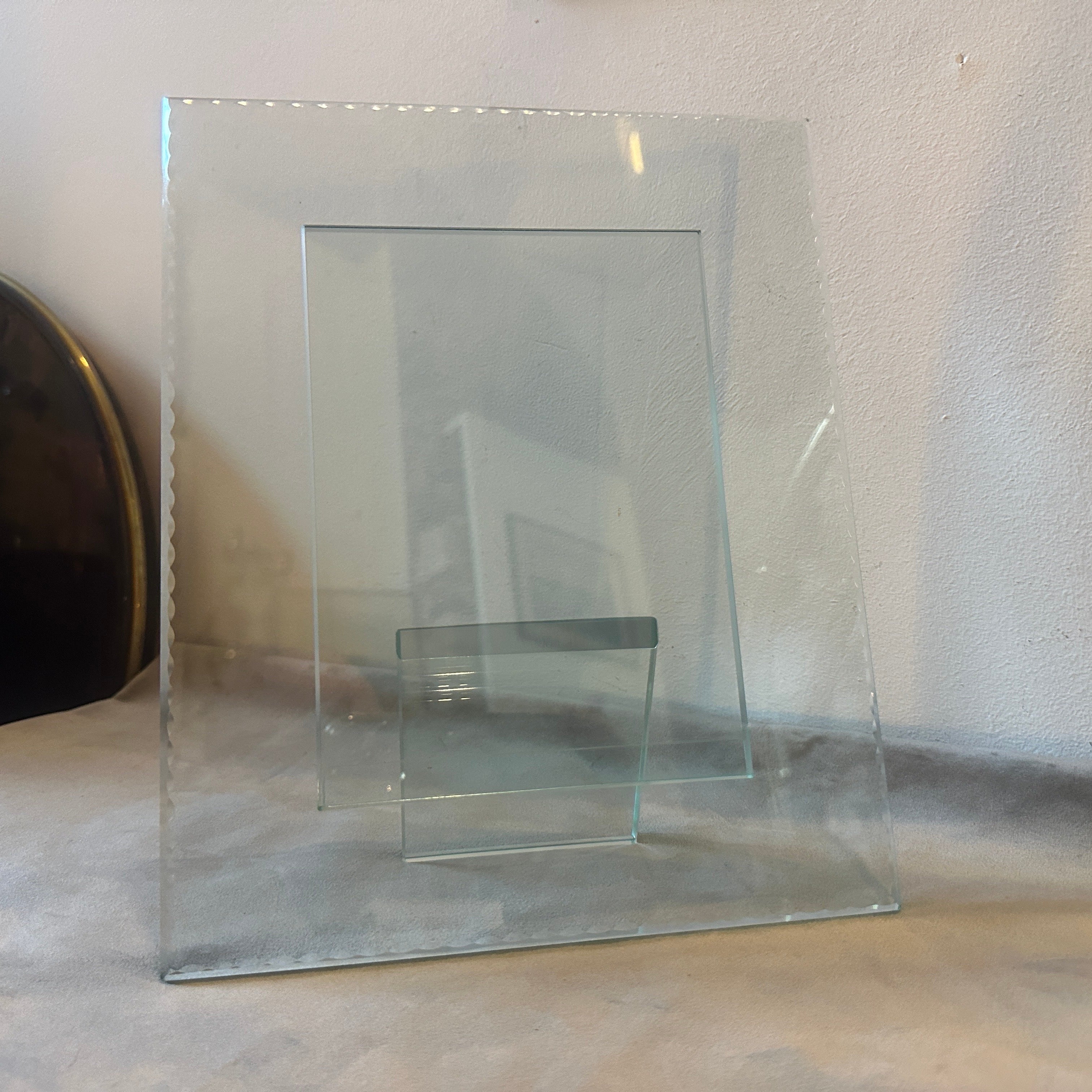 Un étonnant cadre rectangulaire conçu et fabriqué en Italie probablement par Fontana arte, le verre est de la couleur verte typique des années 50, le bord du verre est meulé et ciselé. Le cadre est en parfait état. Dans les années 1950, Fontana