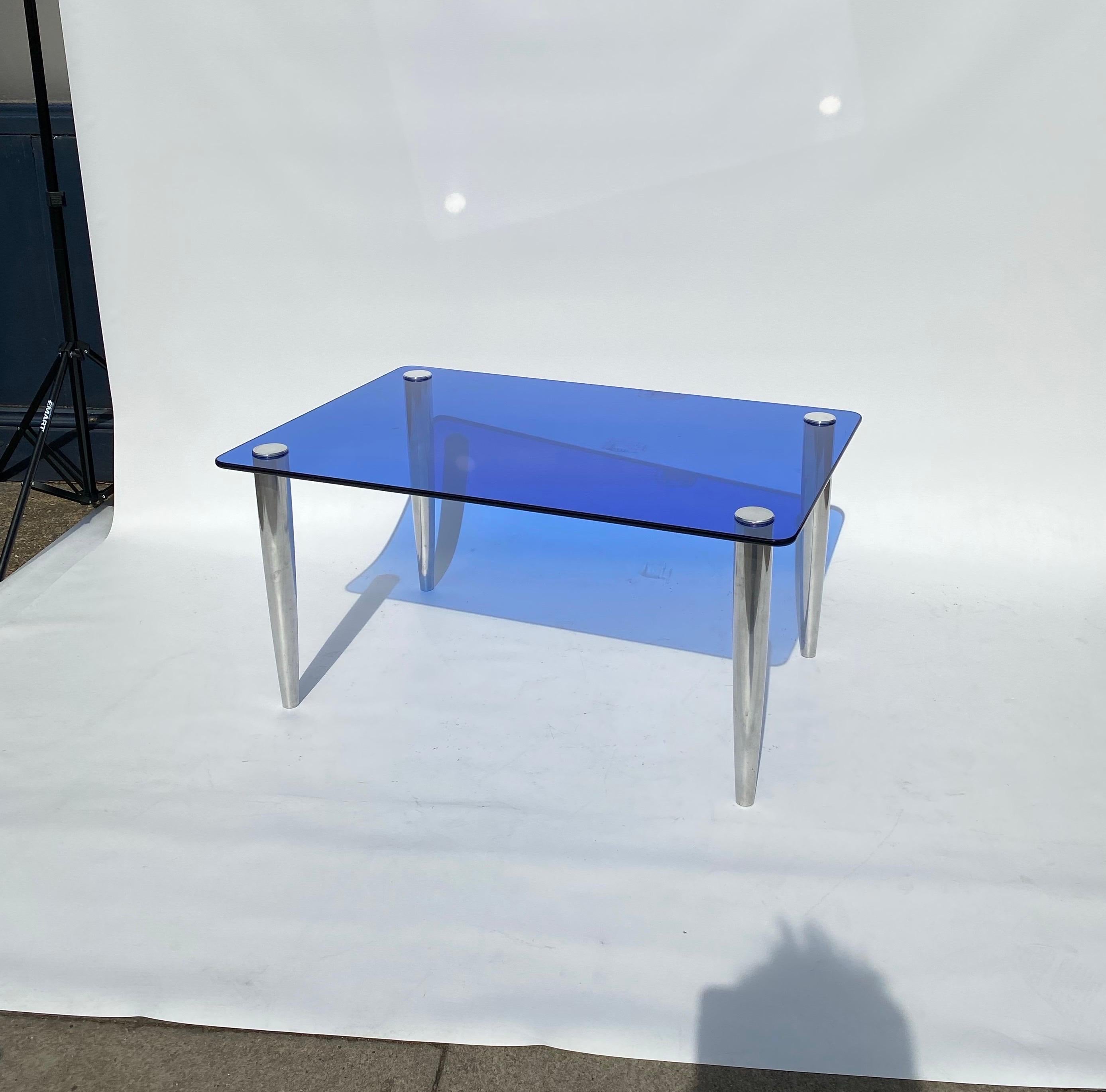 Dieser aus Como, Italien, importierte Couchtisch mit der charakteristischen blauen Farbe von Fontana Arte steht auf vier kugelförmigen Stahlschraubenfüßen.

Die blaue Glasplatte erinnert an eine charakteristische glatte, geschwungene Kante rundherum