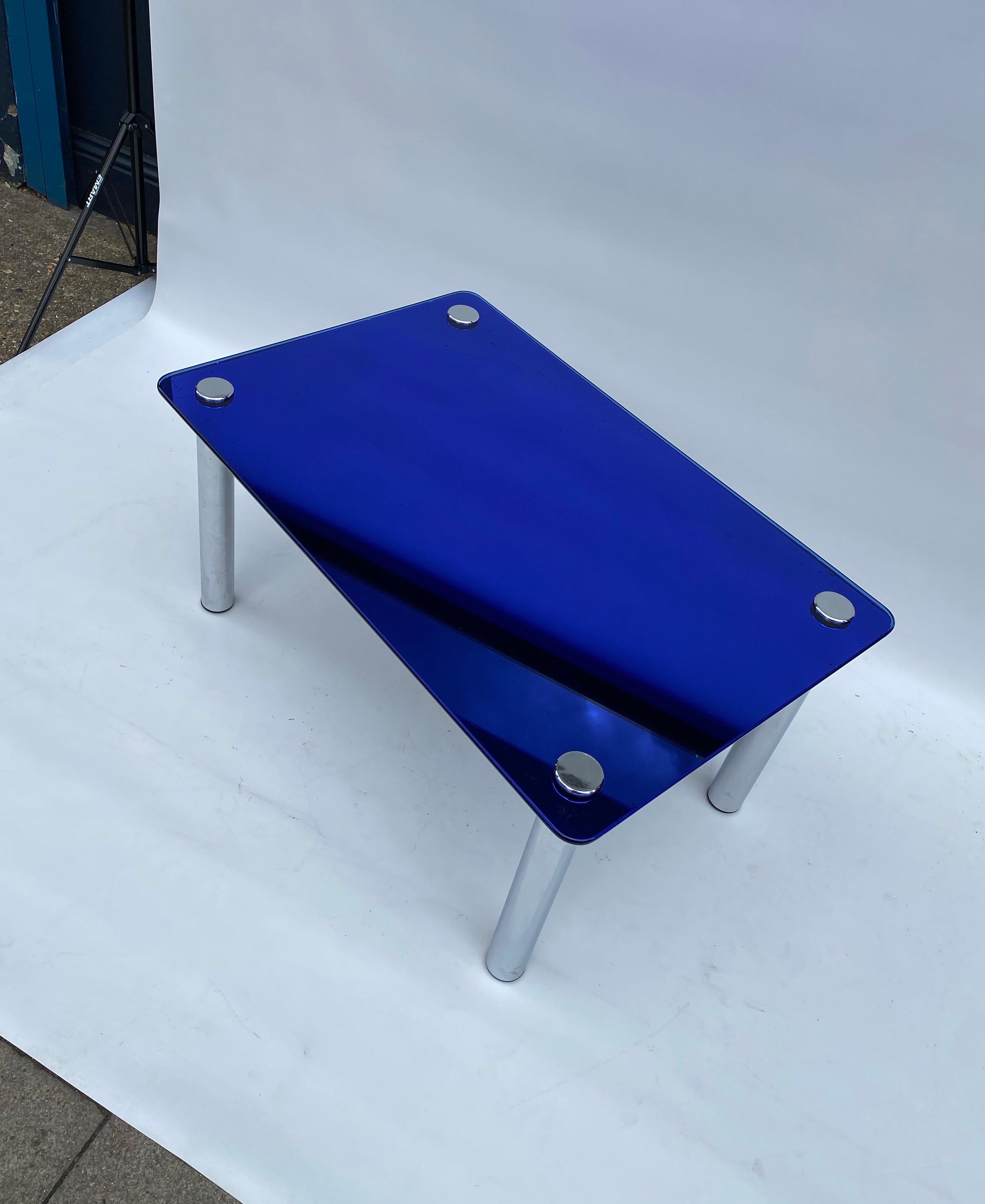 Mid-Century moderno 1950 Fontana Arte Specchio blu Tavolino rettangolare Divano cromato Italiano in vendita